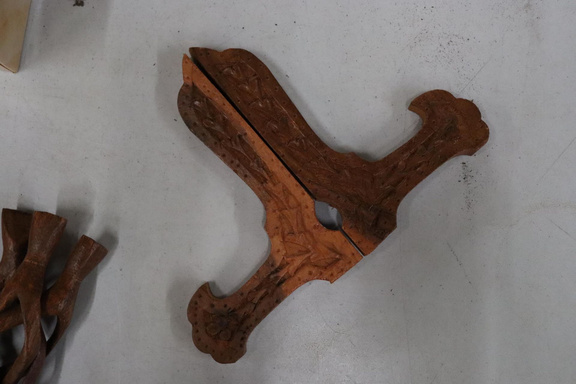 THREE VINTAGE SWIVEL HOOK WALL BRACKETS TOGETHER WITH A QUANTITY OF PLATE STANDS, - Image 8 of 8