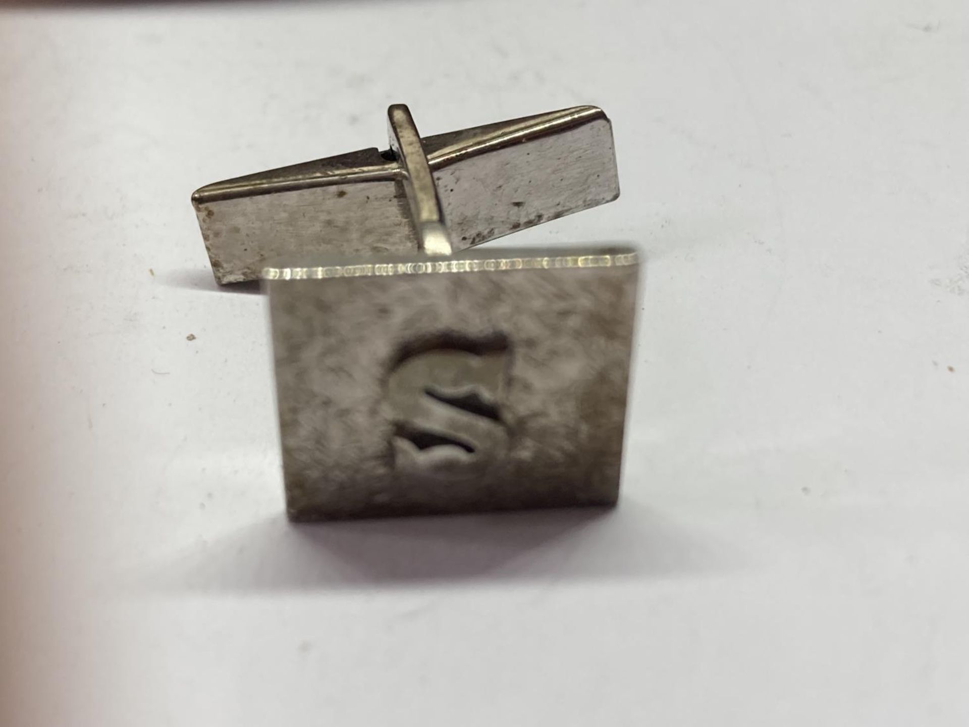 A PAIR OF SILVER CUFFLINKS IN A PRESENTATION BOX - Image 3 of 3