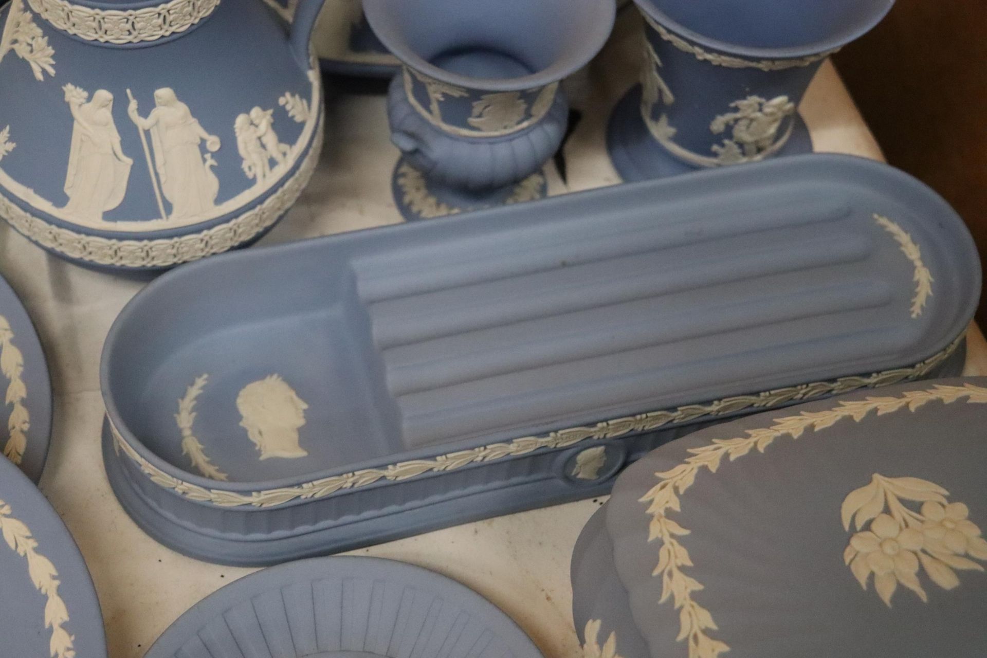 A LARGE COLLECTION OF WEDGWOOD POWDER BLUE JASPERWARE, TO INCLUDE CABINET PLATES, LARGE BOWLS, PIN - Image 5 of 10