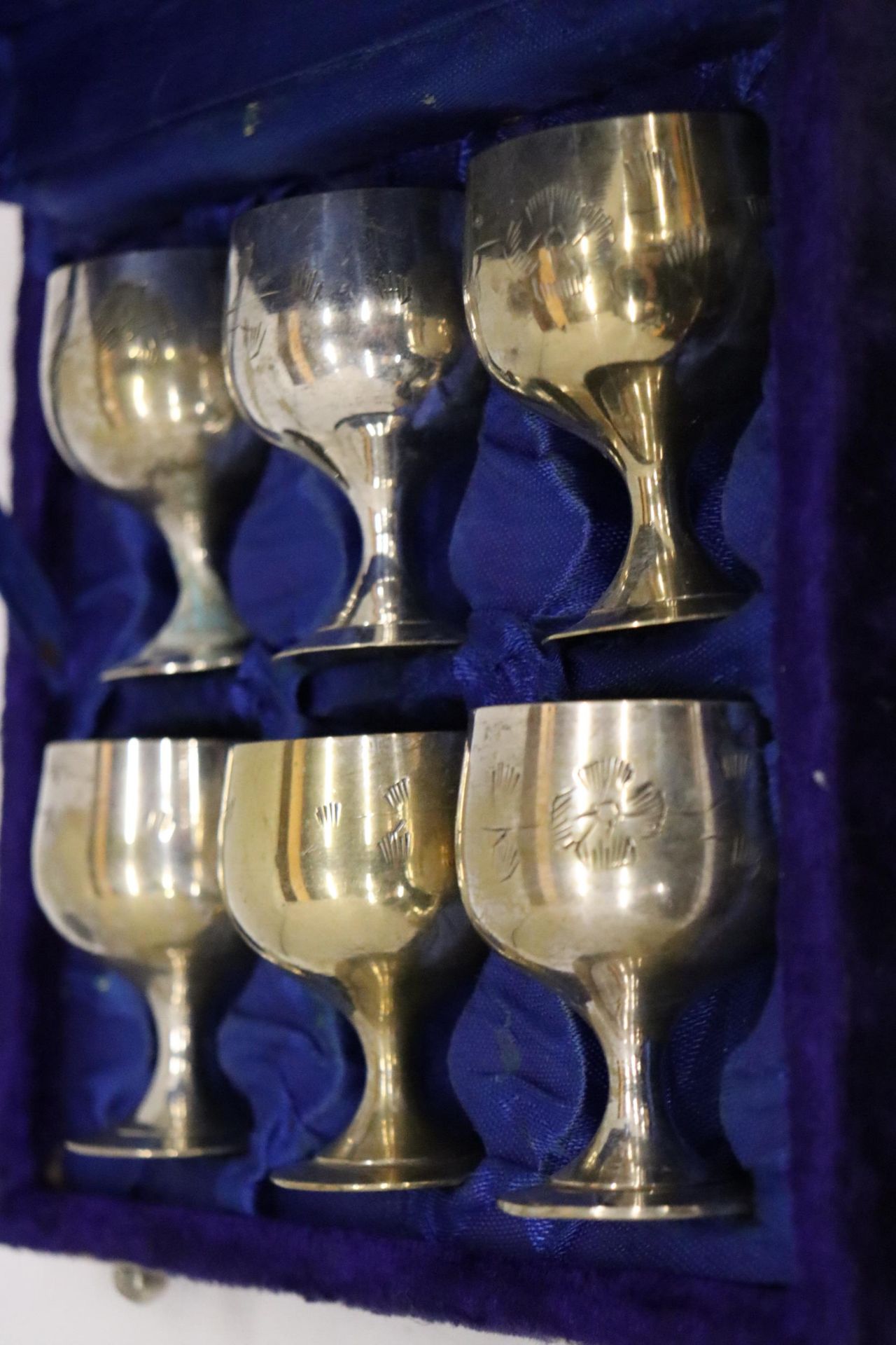 A SET OF SIX SMALL SILVER PLATED GOBLETS IN A PRESENTATION CASE - Image 7 of 7
