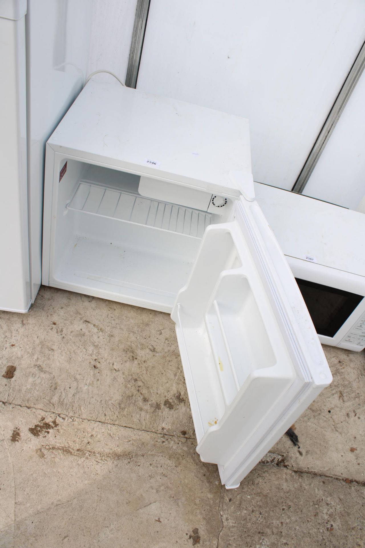 A WHITE RUSSELL HOBBS COUNTER TOP FRIDGE - Image 2 of 2