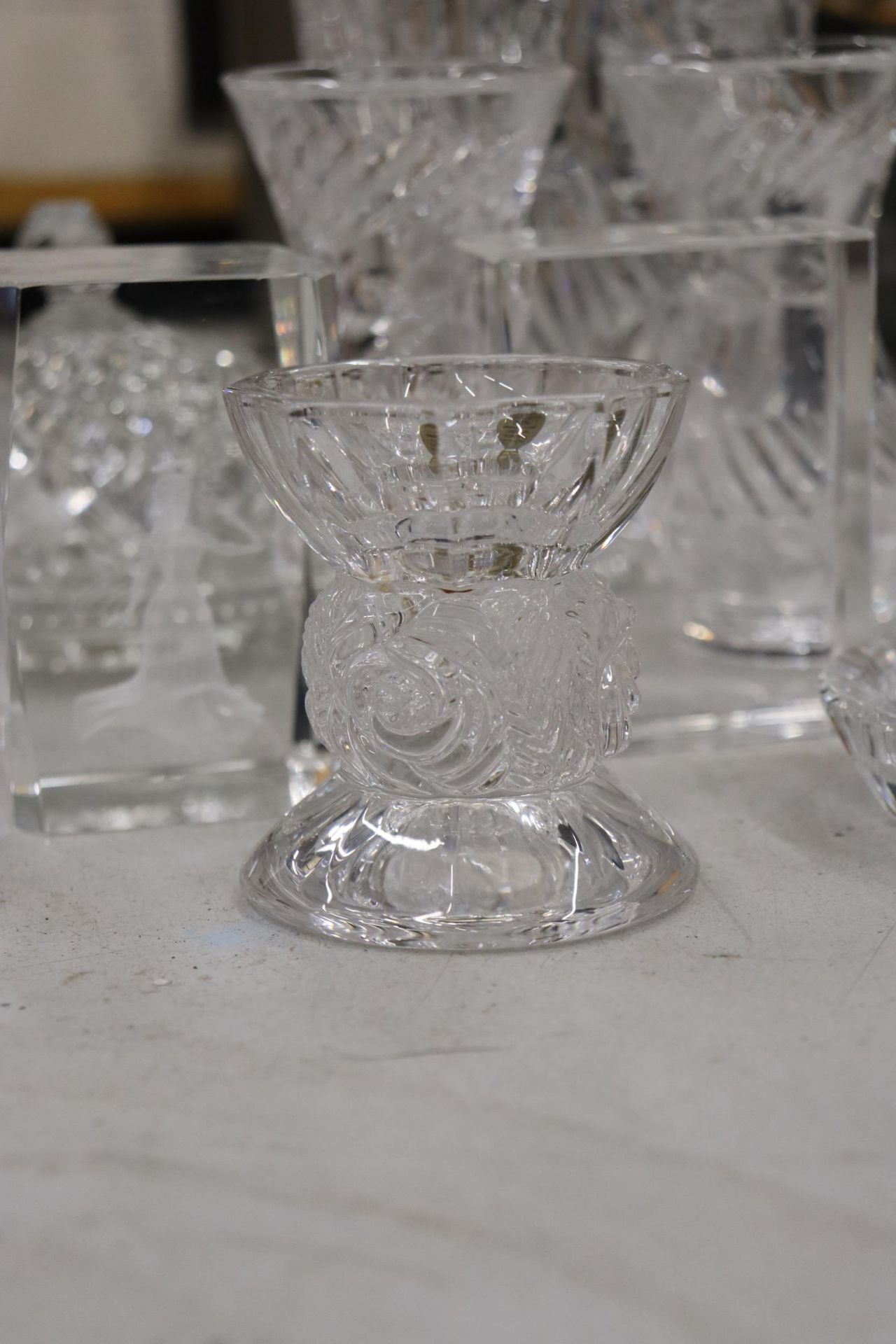 A QUANTITY OF GLASSWARE TO INCULDE RING TRINKET, CANDLESTICK, COUNTRY ARTIST CRYSTAL TREASURES ETC - Image 2 of 10