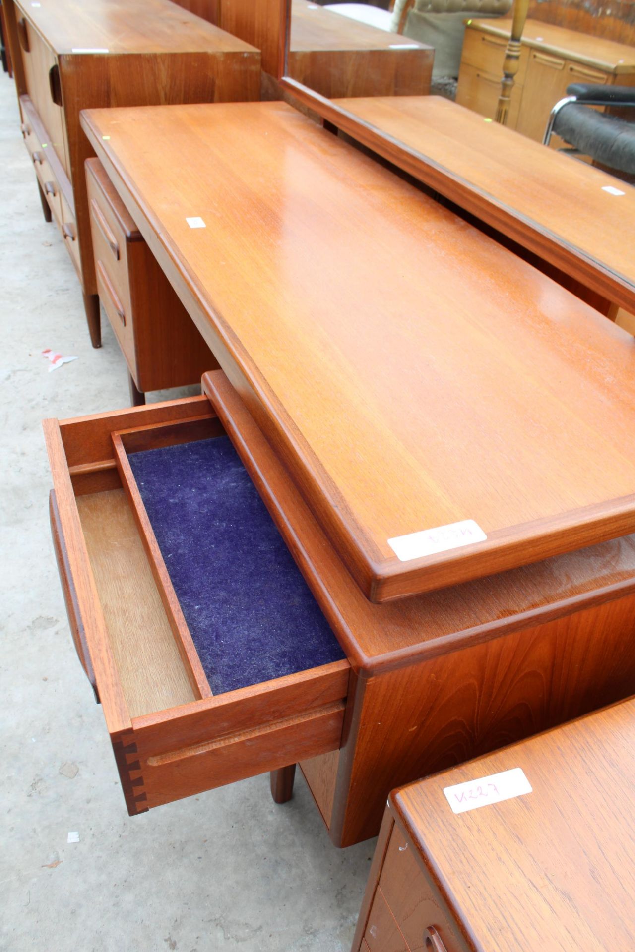 A G PLAN RETRO TEAK DRESSING TABLE ENCLOSING FOUR DRAWERS 57" WIDE - Image 3 of 4