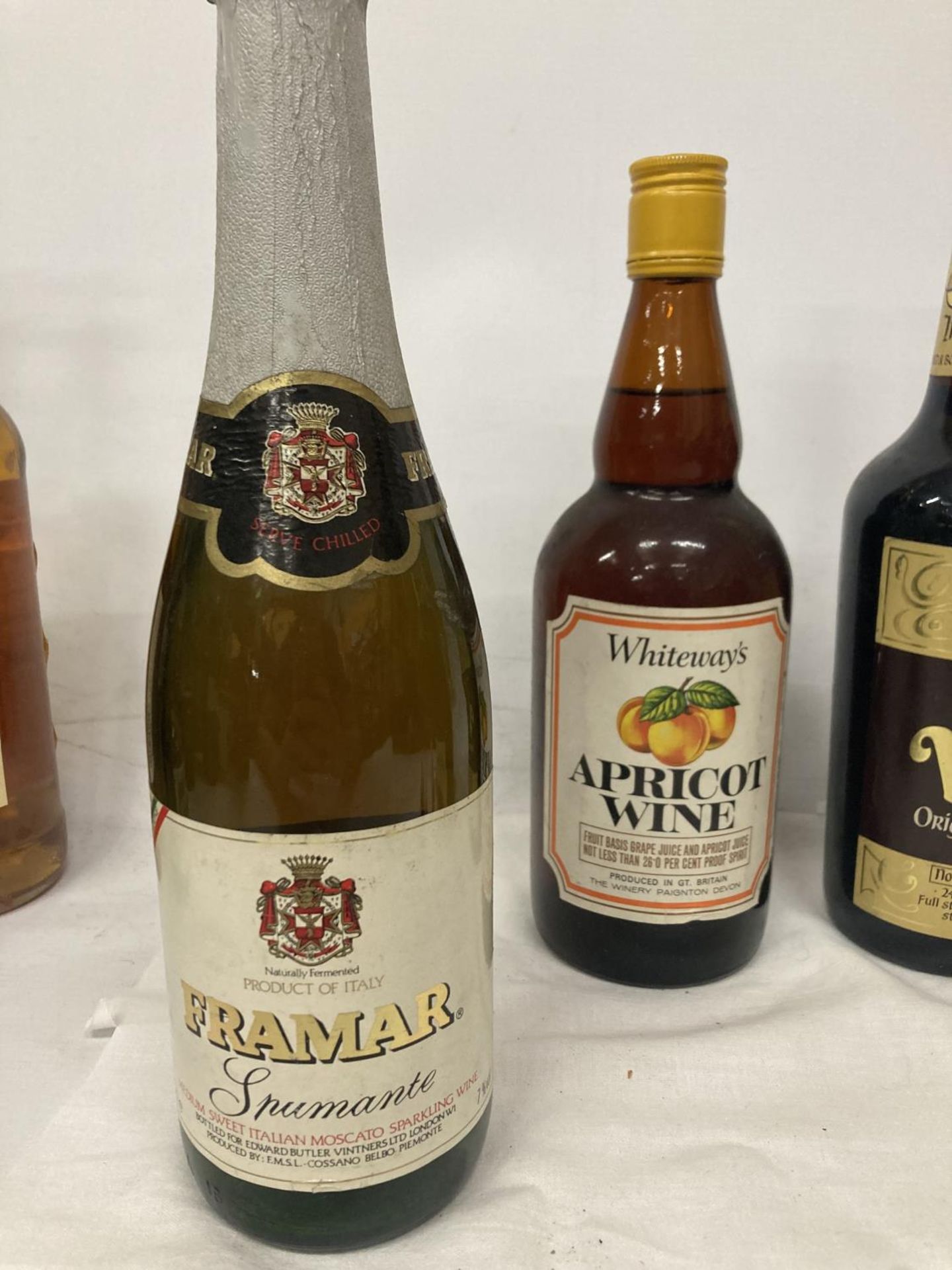 FOUR BOTTLES TO INCLUDE APRICOT WINE, IRISH VELVET, FRAMAR SPUMANTE ETC - Bild 2 aus 4