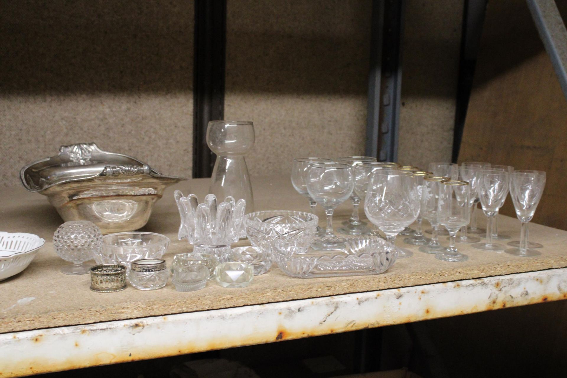 A QUANTITY OF GLASSWARE TO INCLUDE WINE GLASSES, SMALL GLASS POT WITH SILVER STAMPED RIM AND A LARGE