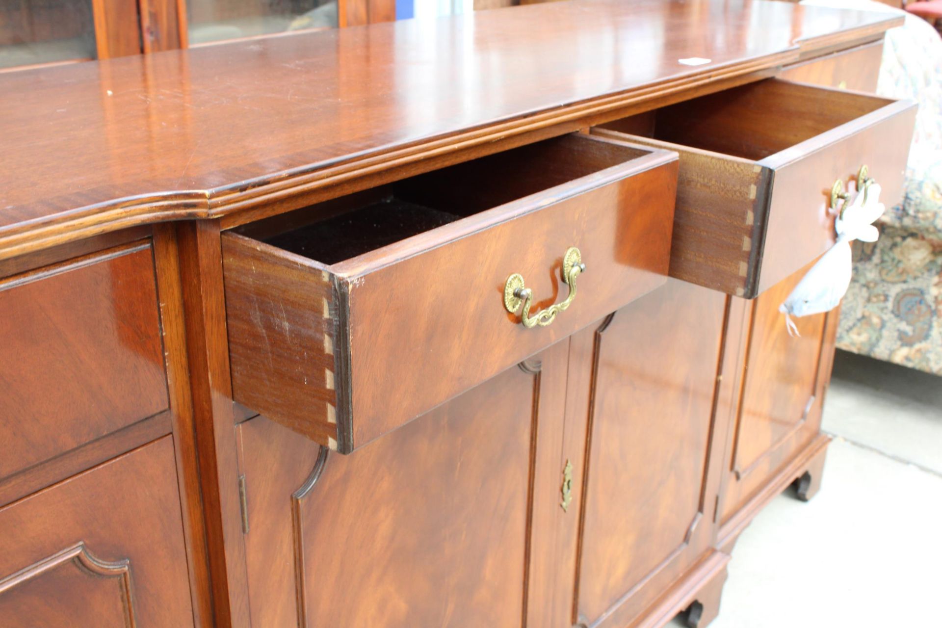 A MAHOGANY AND CROSS BANDED BREAKFRONT REPRODUX SIDEBOARD ENCLOSING FOUR DRAWERS AND FOUR CUPBOARDS, - Image 4 of 5