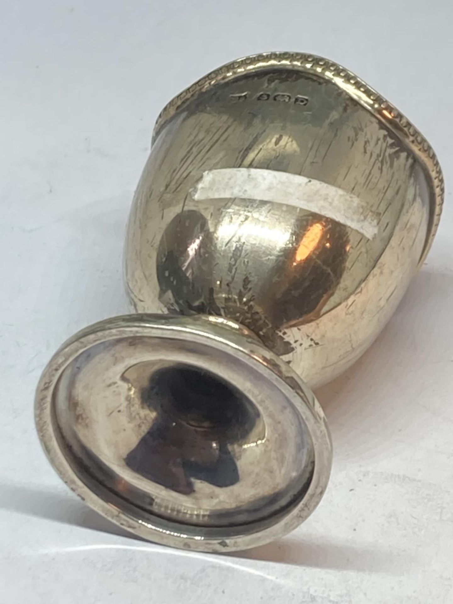 A HALLMARKED BIRMINGHAM SILVER EGG CUP GROSS WEIGHT 38.4 GRAMS - Image 4 of 4