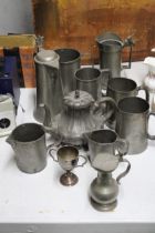 A QUANTITY OF ANTIQUE AND VINTAGE PEWTER WARE ITEMS TO INCLUDE A TEAPOT, TANKARDS ETC