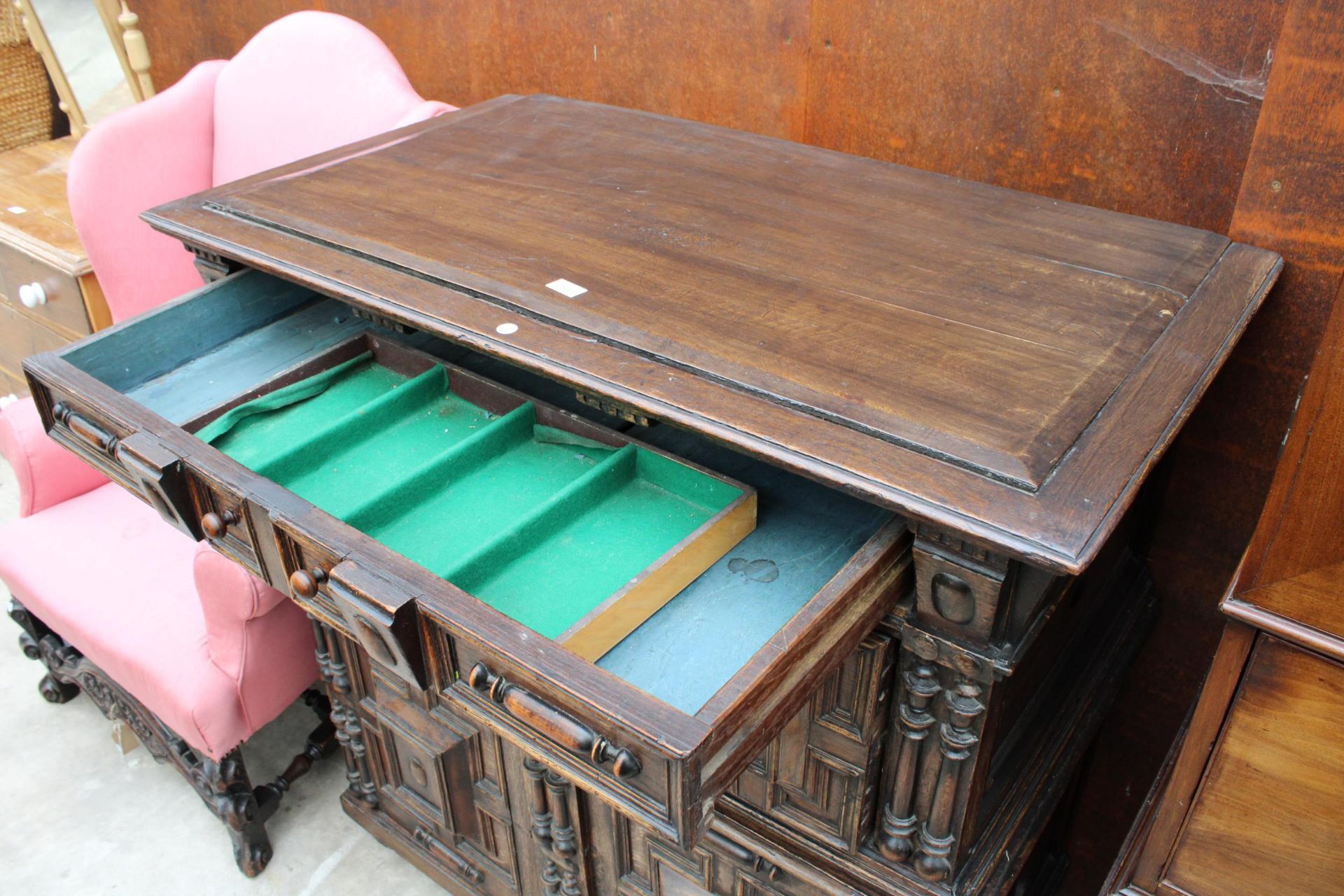 AN OAK CHARLES I STYLE CHEST OF DRAWERS WITH CUPBOARD TO BASE ENCLOSING TWO NINE BOTTLE - Image 3 of 5