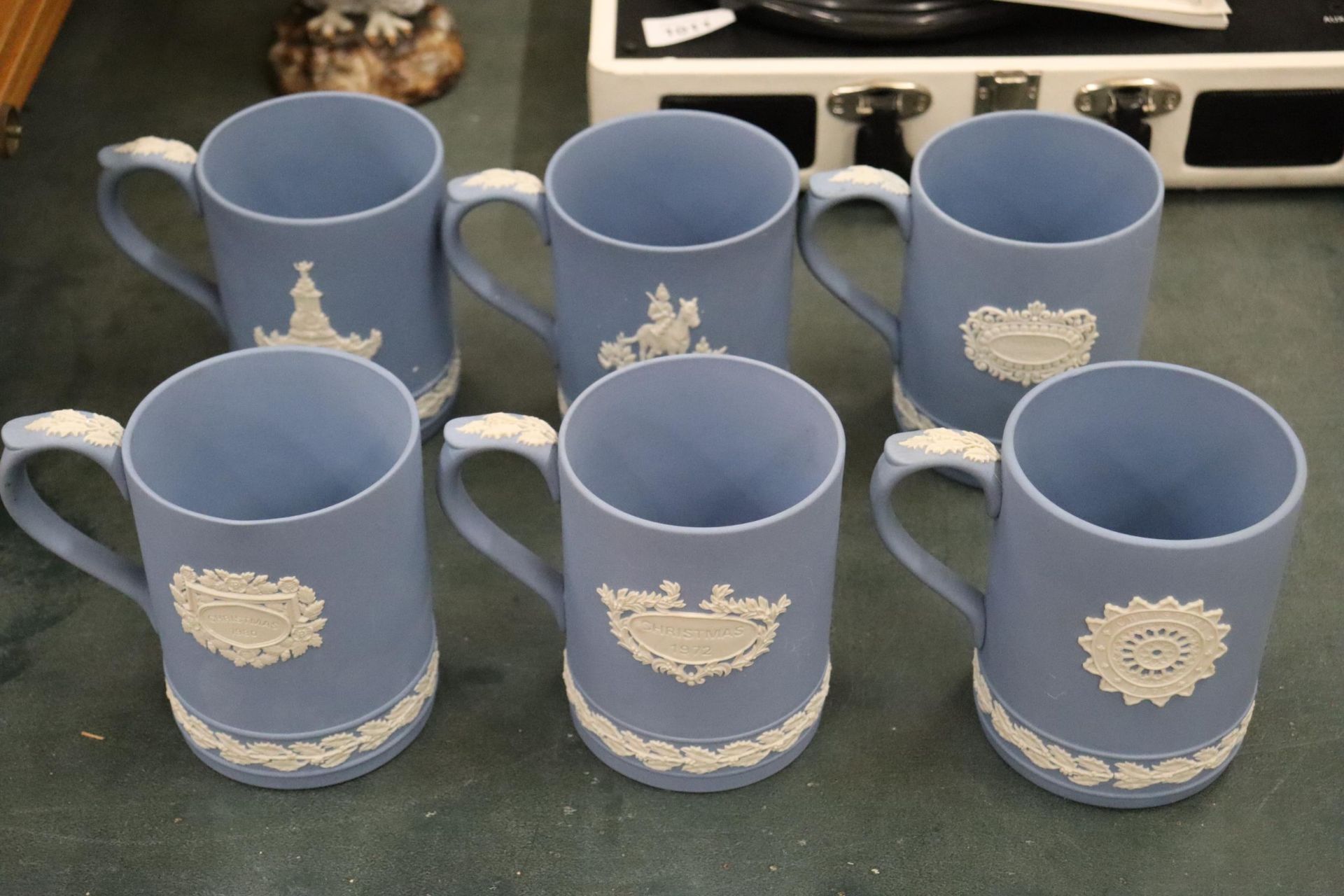 SIX POWDER BLUE WEDGWOOD JASPERWARE MUGS WITH IMAGES OF LONDON LANDMARKS - Bild 11 aus 12