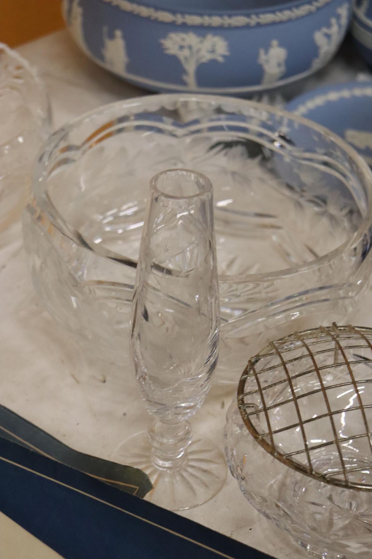 A QUANTITY OF GLASSWARE TO INCLUDE CUT GLASS BOWLS, A ROSE BOWL, VASES, ETC - Image 8 of 10