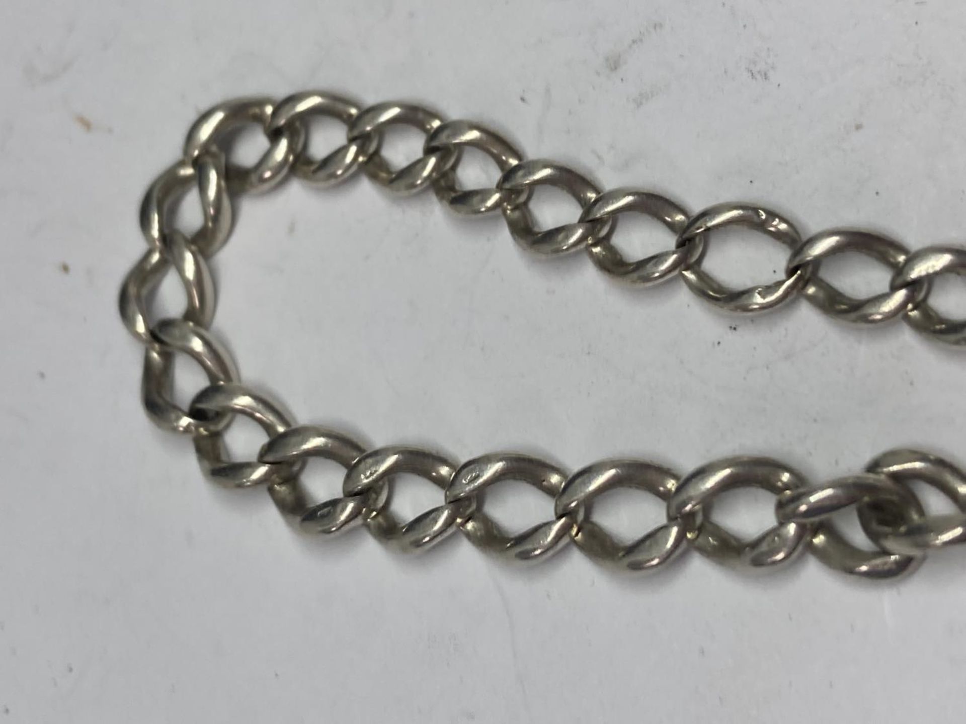 A SILVER WRIST CHAIN - Bild 3 aus 3