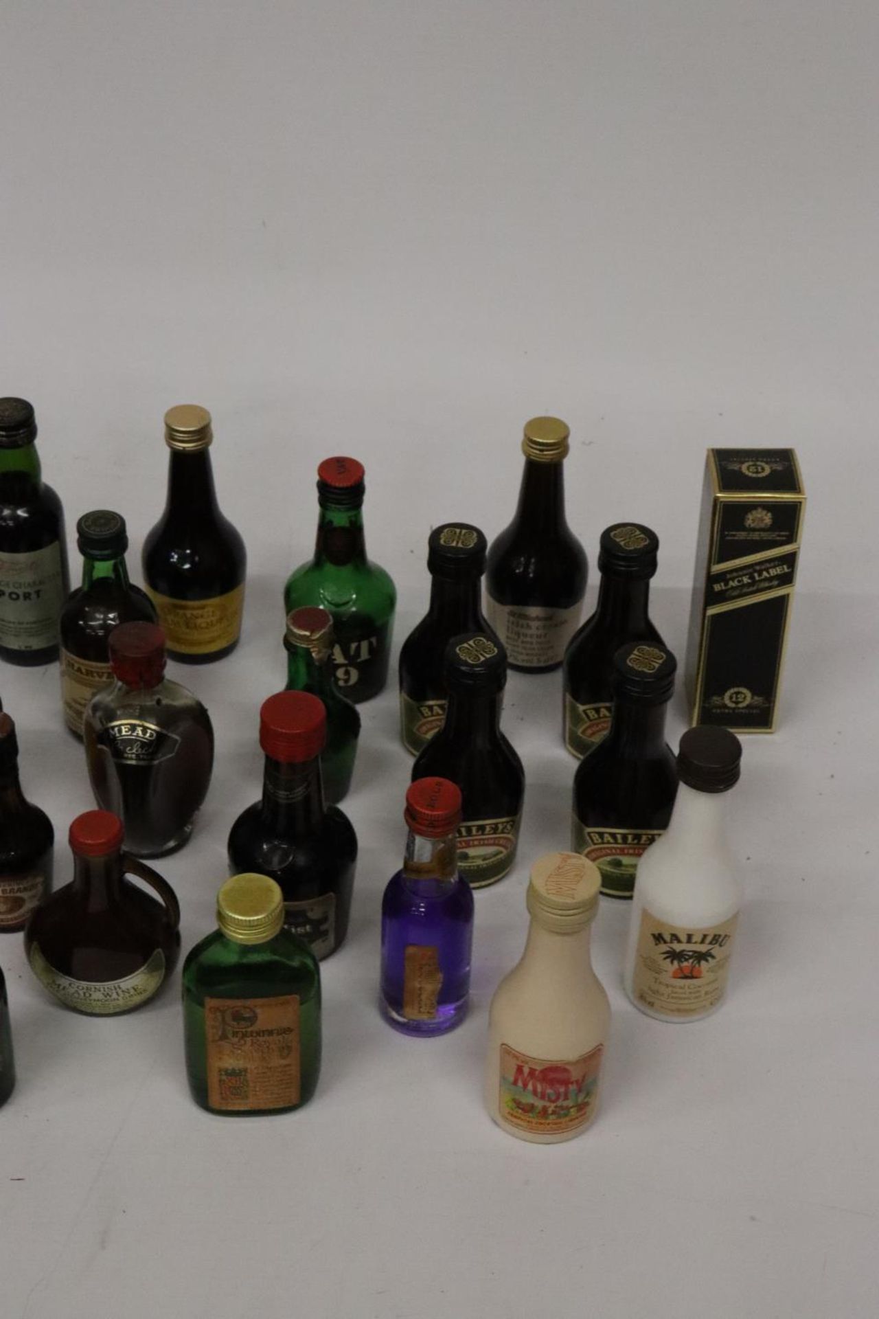 A LARGE QUANTITY OF MINIATURE BOTTLES OF ALCOHOL - Image 5 of 10