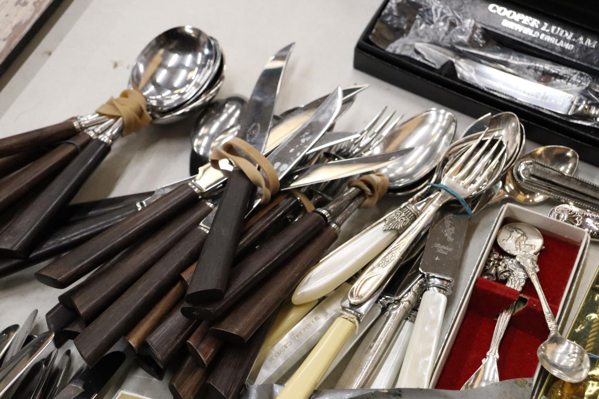A LARGE QUANTITY OF BOXED AND UNBOXED FLATWARE TO INCLUDE A LADEL, CAKE SLICES, ETC - Bild 9 aus 13