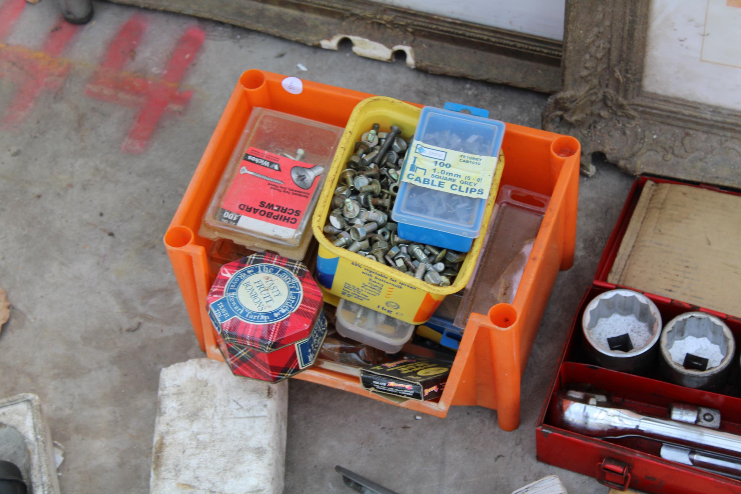 AN ASSORTMENT OF TOOLS TO INCLUDE WORK LIGHTS AND A SOCKET SET ETC - Image 4 of 6