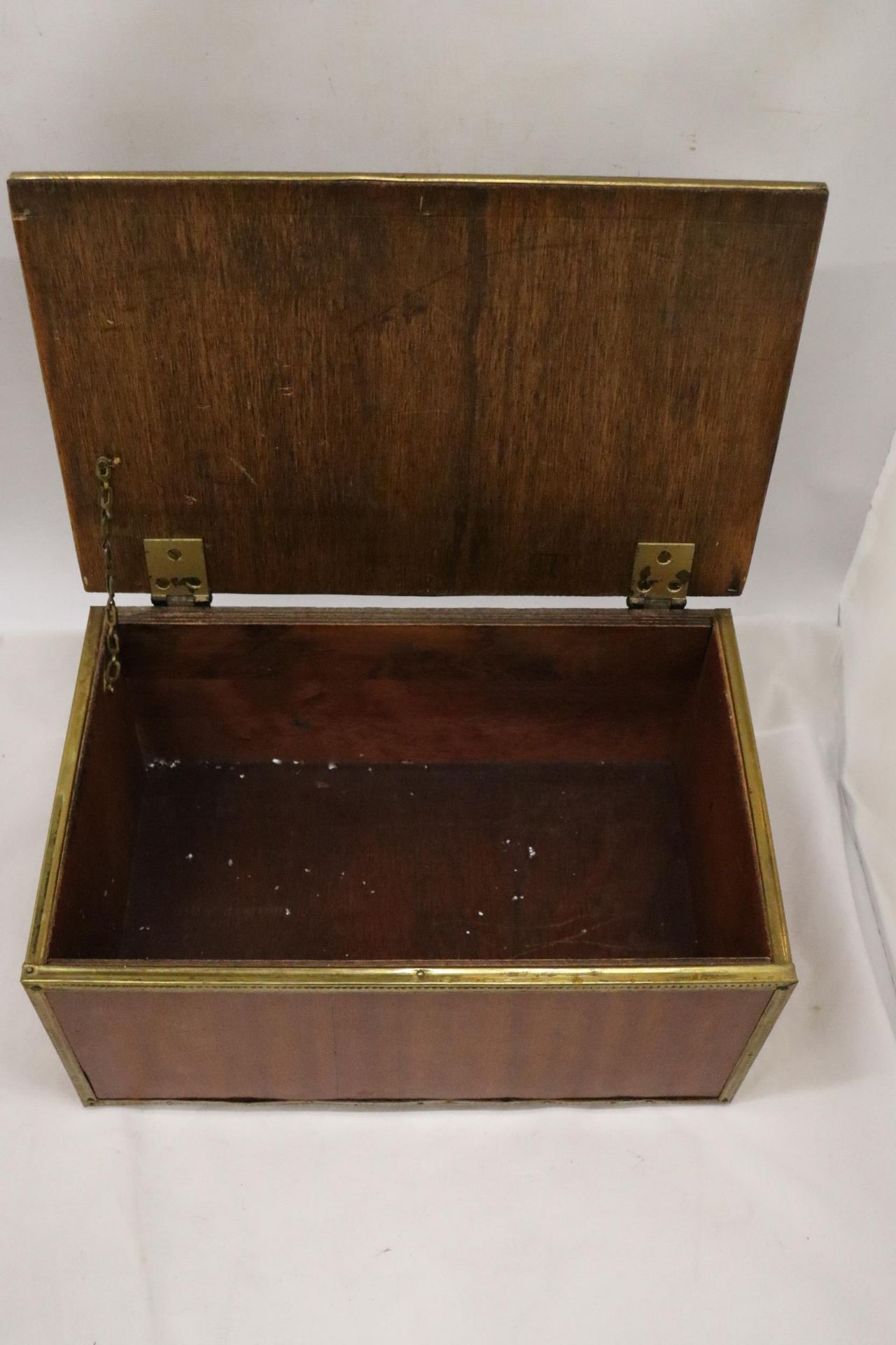 A WOOD AND BRASS VINTAGE SLIPPERS BOX - Image 2 of 5