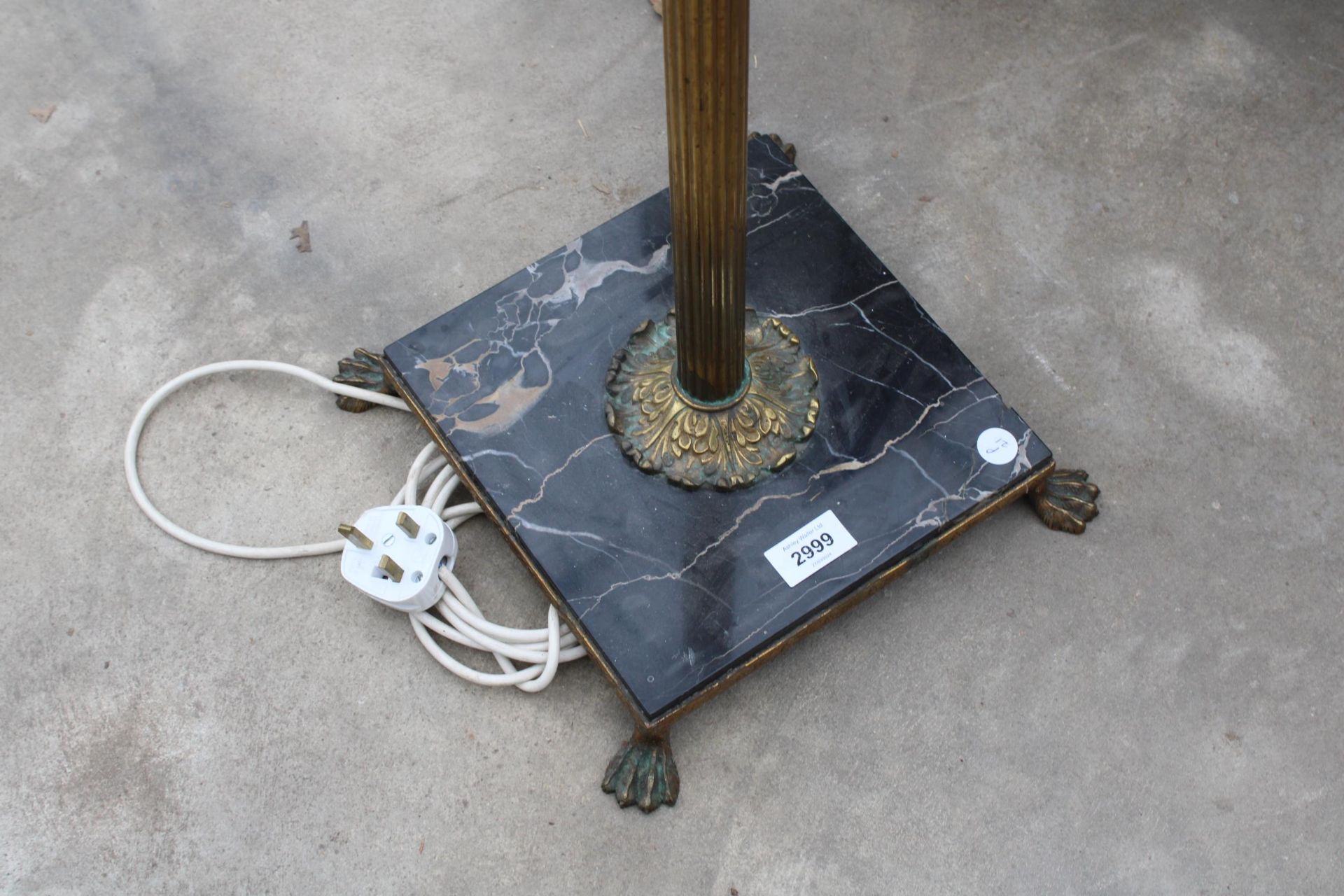 A BRASS CORINTHIAN STYLE STANDARD LAMP WITH SHADE - Bild 2 aus 3