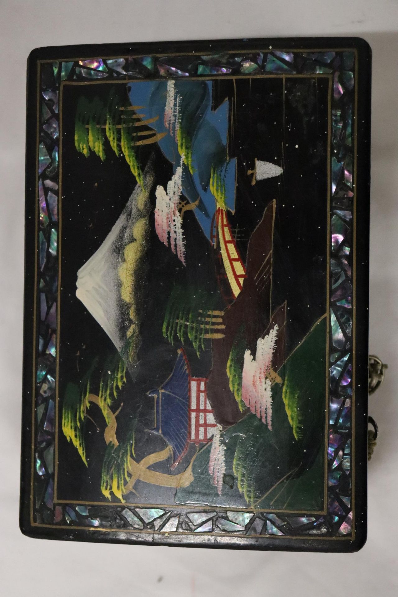 A VINTAGE JAPANESE LACQUERED JEWELLERY BOX WITH A QUANTITY OF COSTUME JEWELLERY - Image 8 of 13