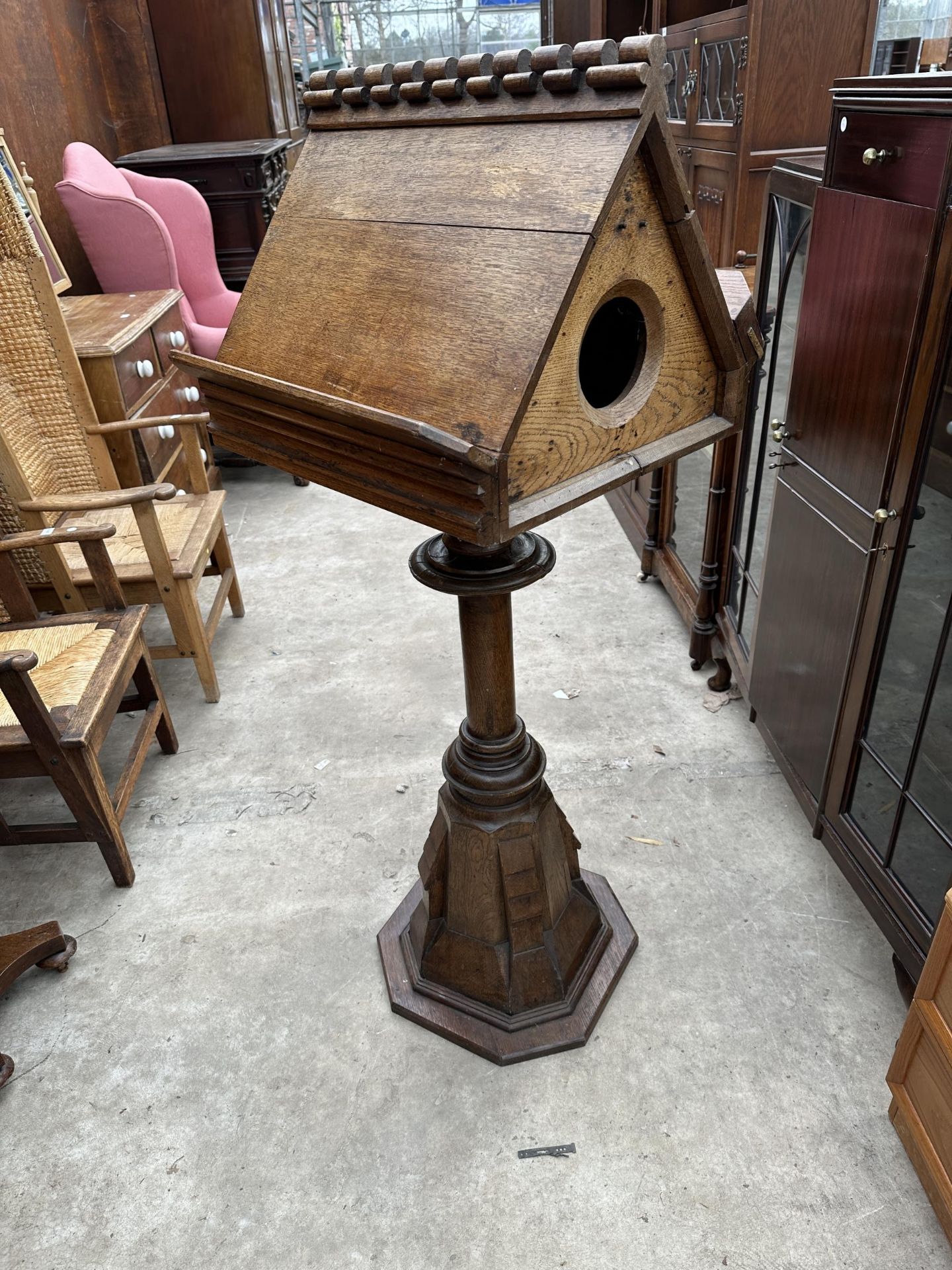 AN DOUBLE SIDED OAK CHOIR LECTERN WITH TURNED AND CARVED COLUMN - Image 4 of 6