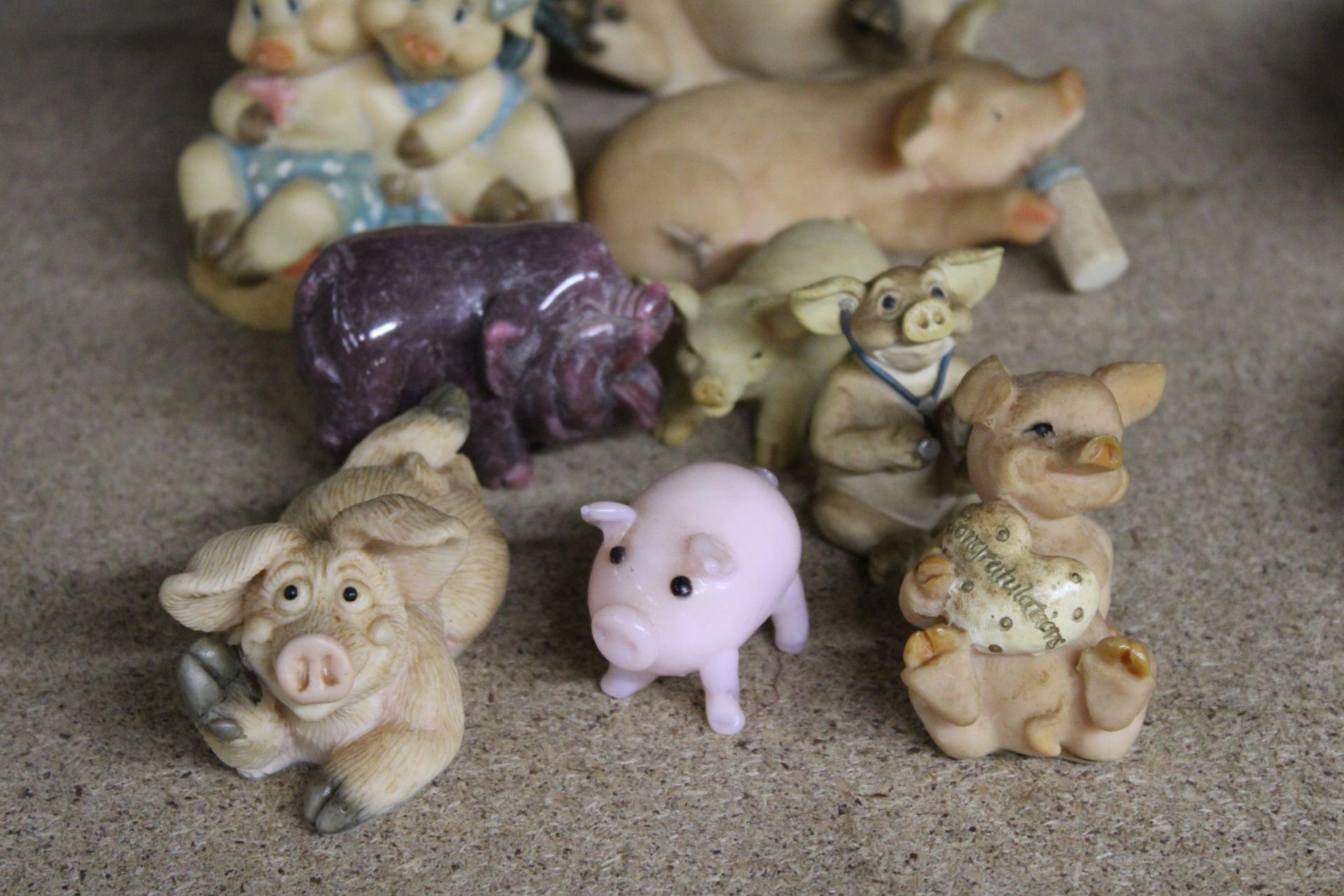 A COLLECTION OF PIG MODELS TO INCLUDE 'PIGGIN' - 12 IN TOTAL - Image 2 of 5