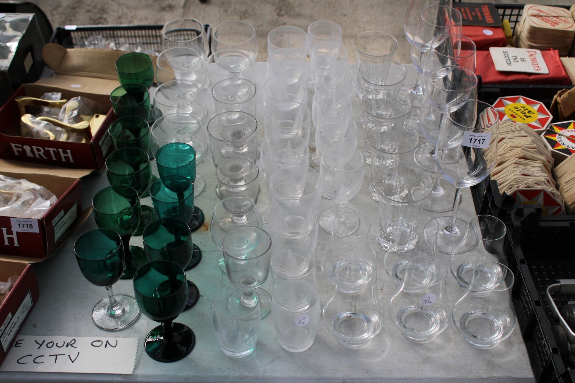 A LARGE ASSORTMENT OF GLASS WARE TO INCLUDE WINE GLASSES AND TUMBLERS ETC