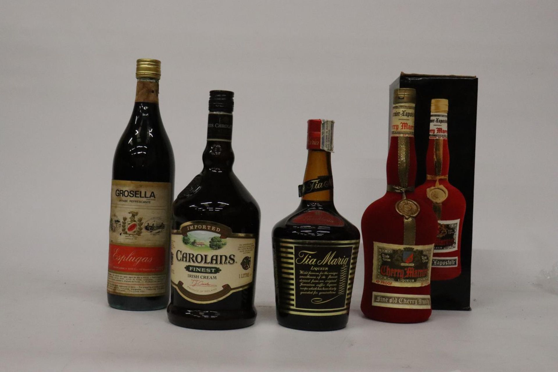 FOUR BOTTLES OF LIQUEUR TO INCLUDE A BOTTLE OF TIA MARIA, A BOTTLE OF CHERRY LIQUEUR, CAROLANSFINEST