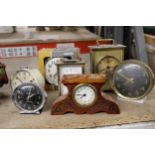 A QUANTITY OF VINTAGE MANTLE AND ALARM CLOCKS - 7 IN TOTAL