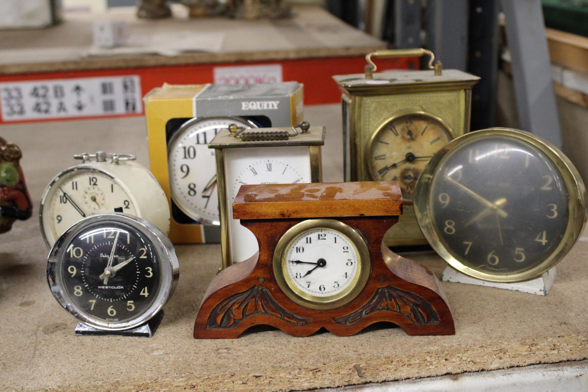 A QUANTITY OF VINTAGE MANTLE AND ALARM CLOCKS - 7 IN TOTAL