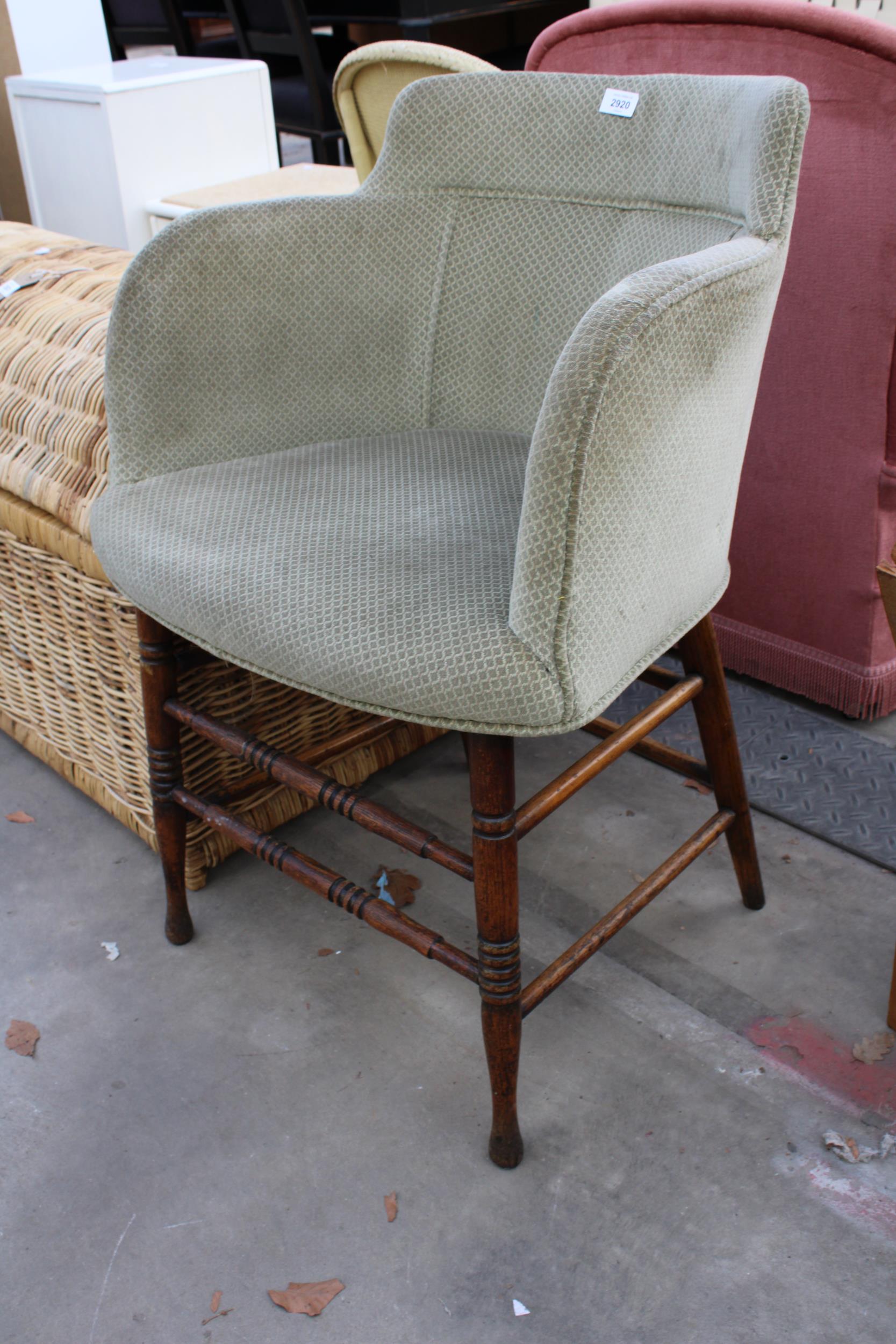 AN EDWARDIAN TUB CHAIR WITH UPHOLSTERED UPPER SECTION ON TURNED ELM BASE - Image 2 of 2