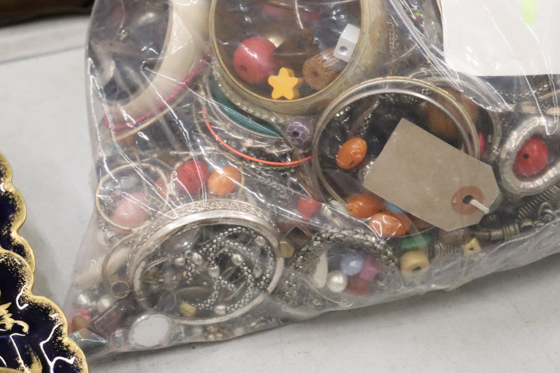 A LARGE QUANTITY OF MIXED COSTUME JEWELLERY AND BEADS / 10KG TOTAL - Image 6 of 9