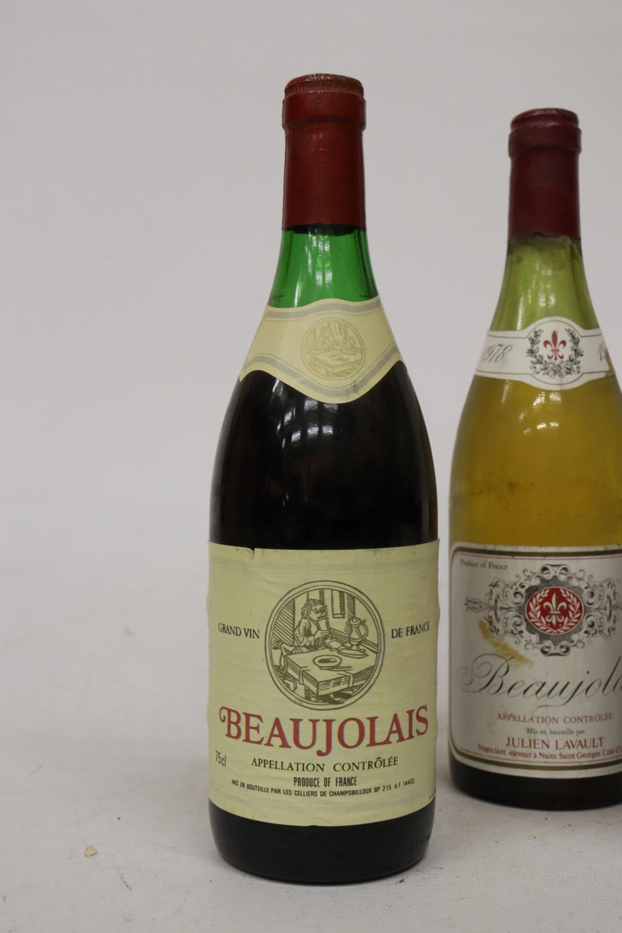 A VINTAGE BOTTLE OF 1978 BEAUJOLAIS WHITE WINE PRODUCT OF FRANCE TOGETHER WITH A WHITE BOTTLE OF - Bild 4 aus 6