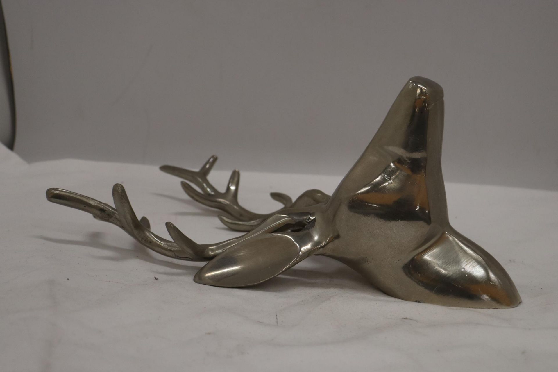 A STAINLESS STEEL DEER WALL HANGING - Image 2 of 5