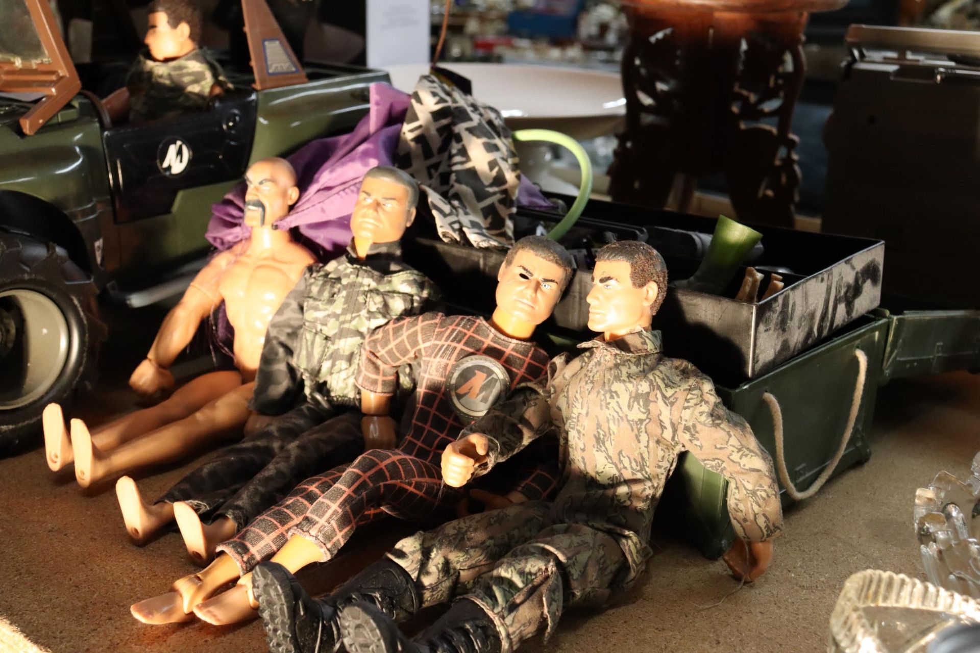 A COLLECTION OF ACTION MAN ITEMS TO INCLUDE FIVE FIGURES, A MILITARY JEEP AND A LARGE QUANTITY OF - Image 7 of 9