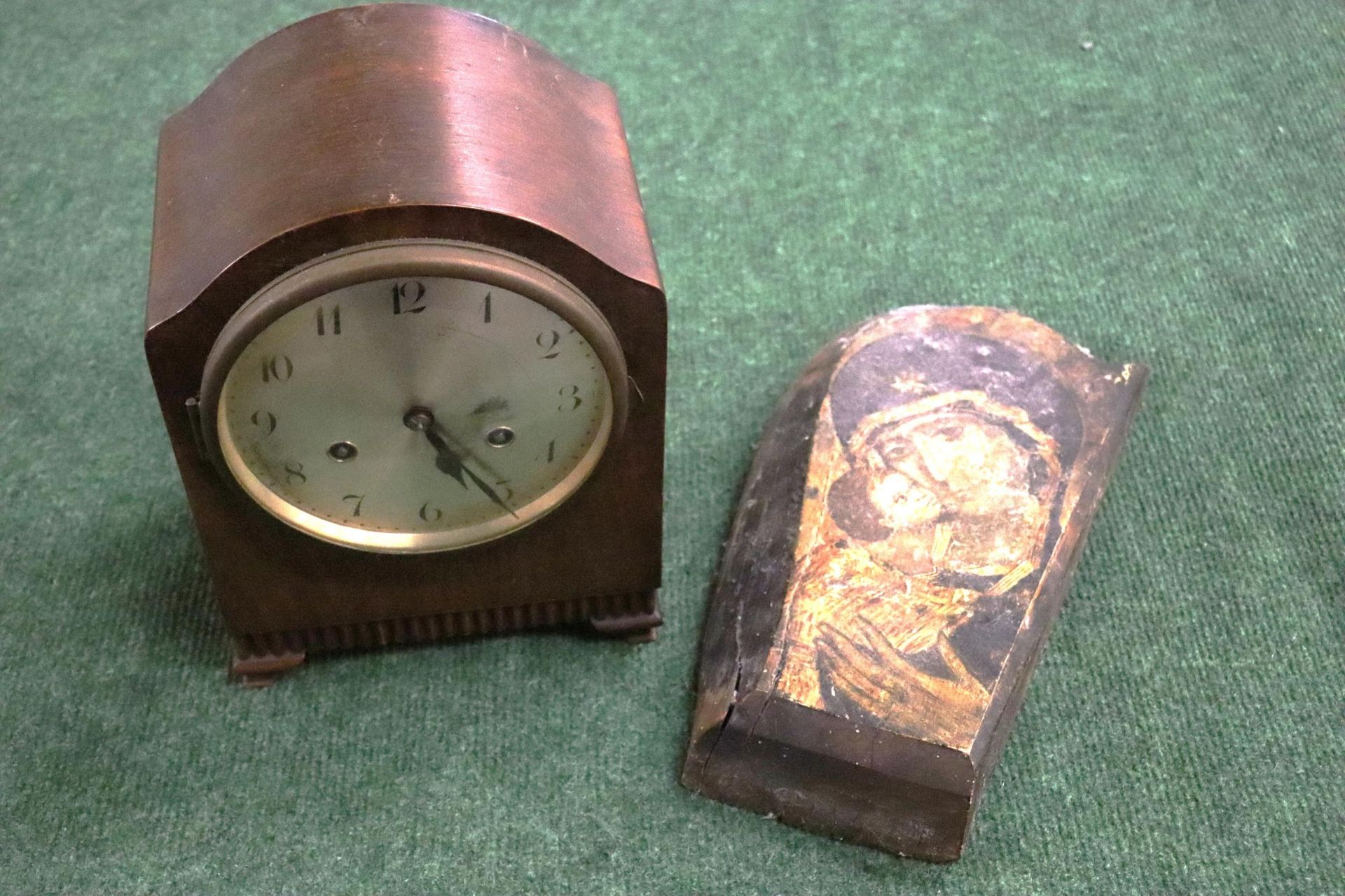 A VINTAGE MAHOGANY CASED MANTLE CLOCK WITH PENDULUM PLUS A VINTAGE PAINTING OF MARY AND JESUS ON