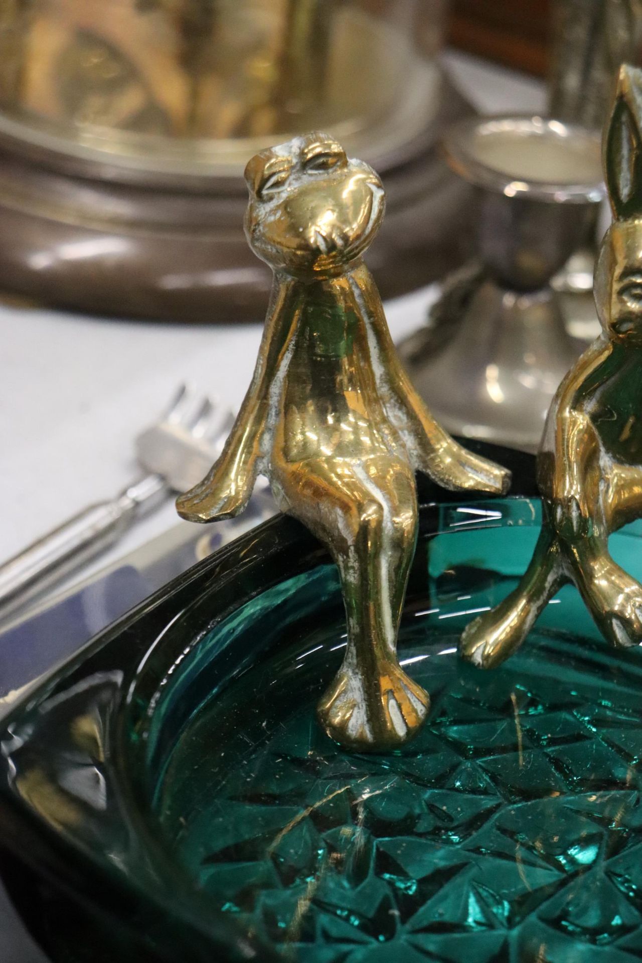 A QUANTITY OF BRASS AND SILVER PLATE TO INCLUDE A HEAVY POACHER FIGURE, CANDLESTICKS, ANIMAL - Image 5 of 15