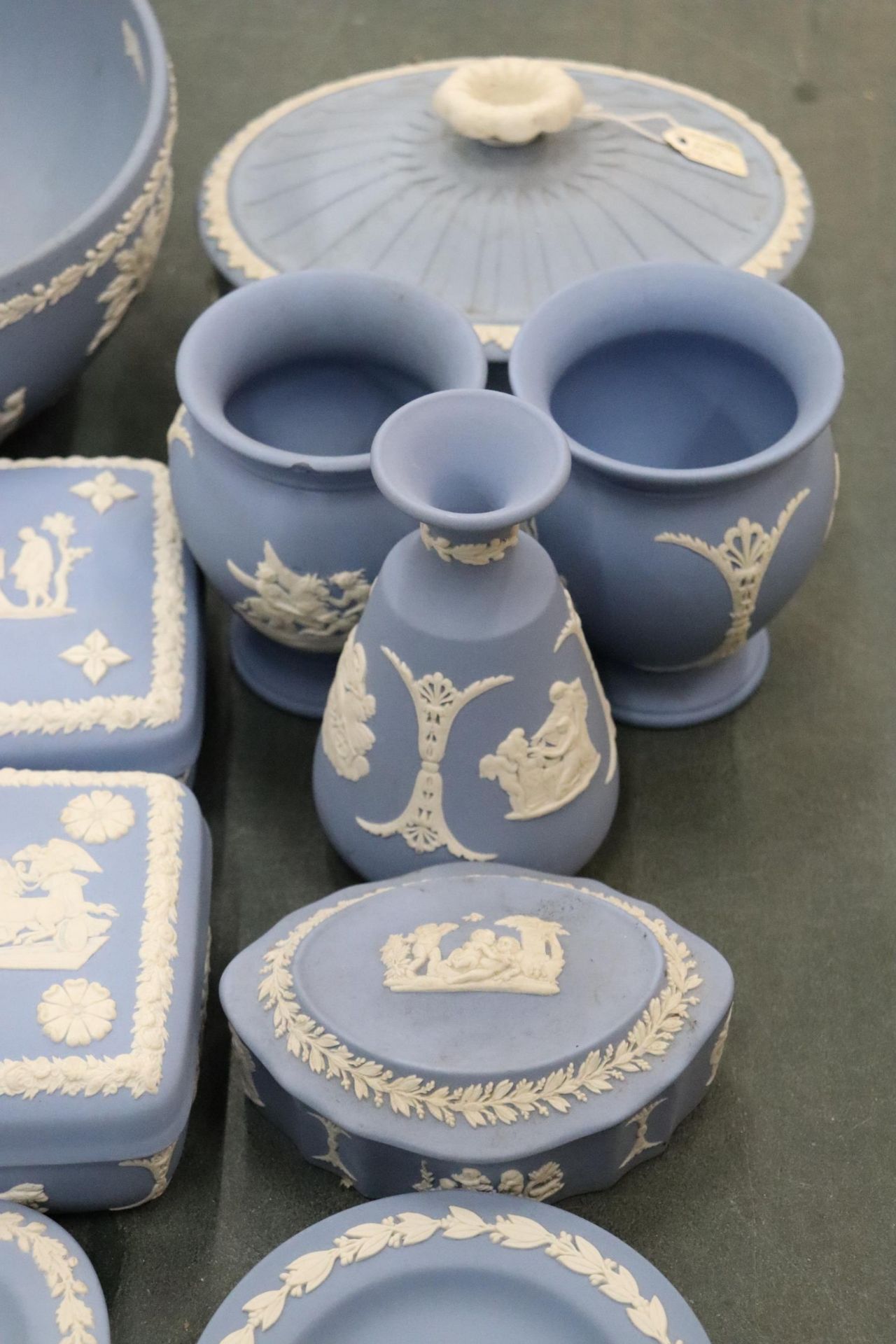 A COLLECTION OF POWDER BLUE WEDGWOOD JASPERWARE TO INCLUDE PIN TRAYS, TRINKET BOXES, VASES, BOWLS, - Image 5 of 9