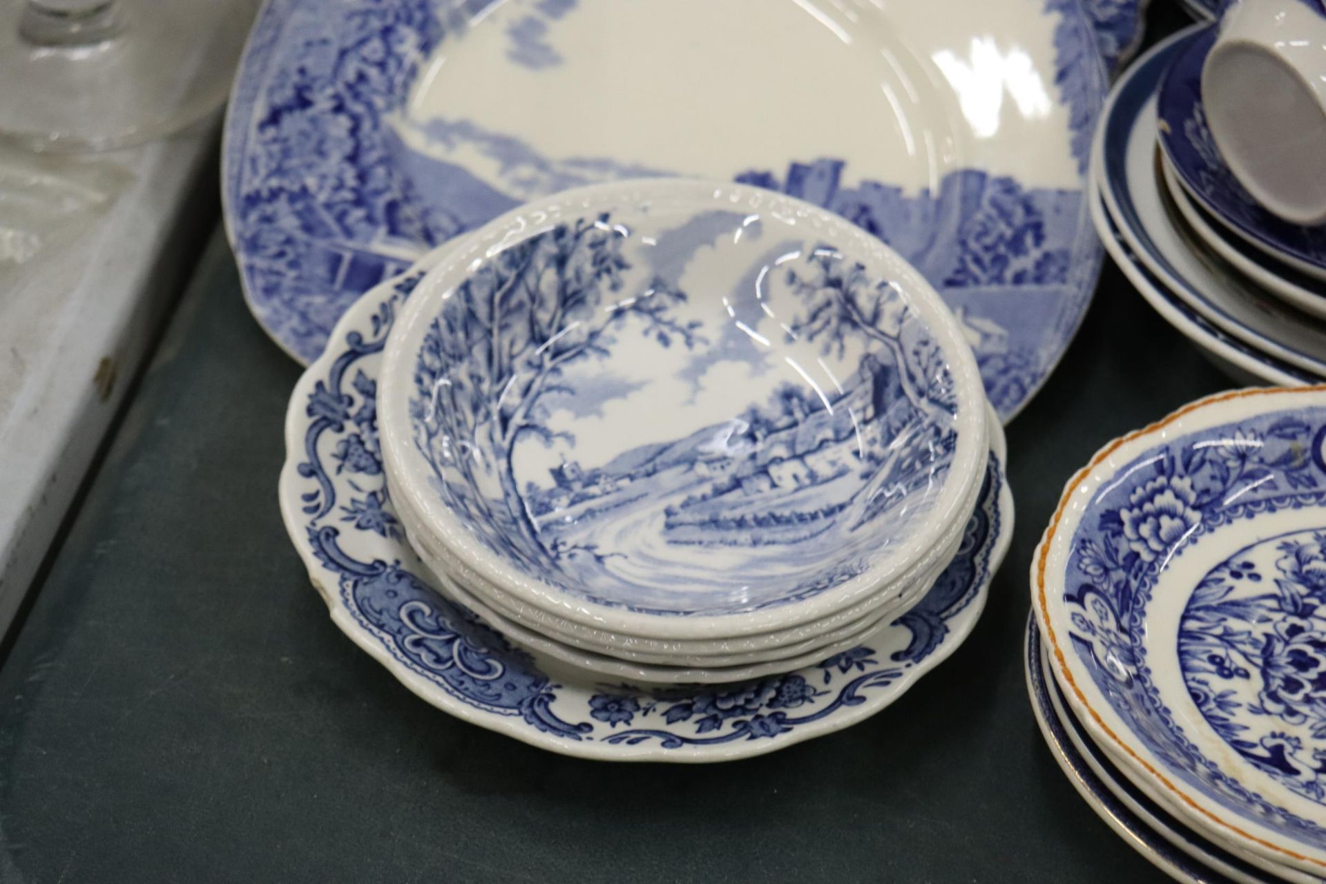 A LARGE QUANTITY OF OF WOODS AND BURLEIGH WARE BLUE AND WHITE CERAMICS TO INCLUDE WILLOW PATTERN, - Bild 3 aus 15