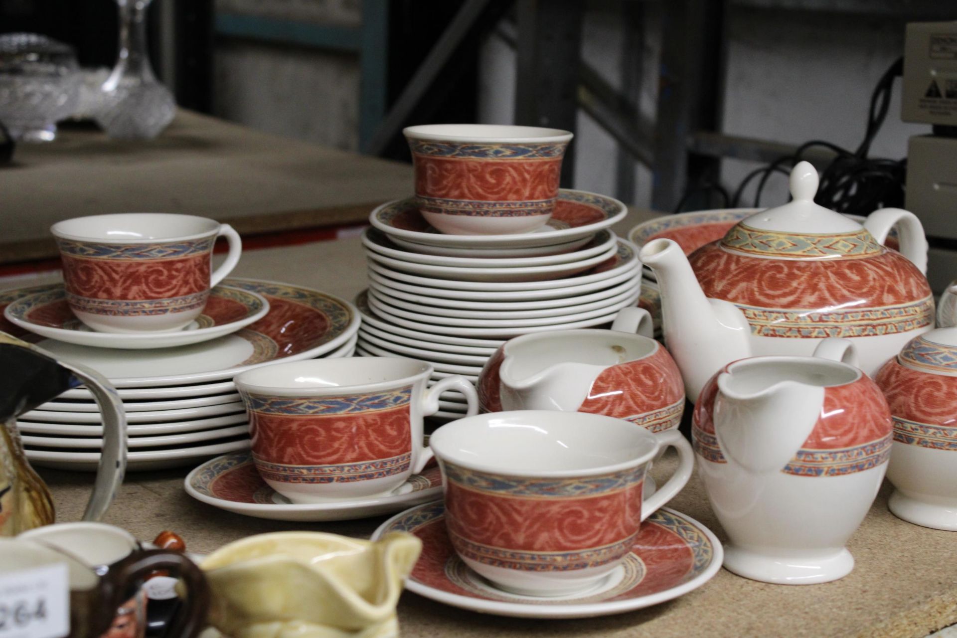 A CHURCHILL PART DINNER SERVICE TO INCLUDE VARIOUS SIZES OF PLATES, BOWLS, TWO TEAPOTS, SAUCE - Image 2 of 5