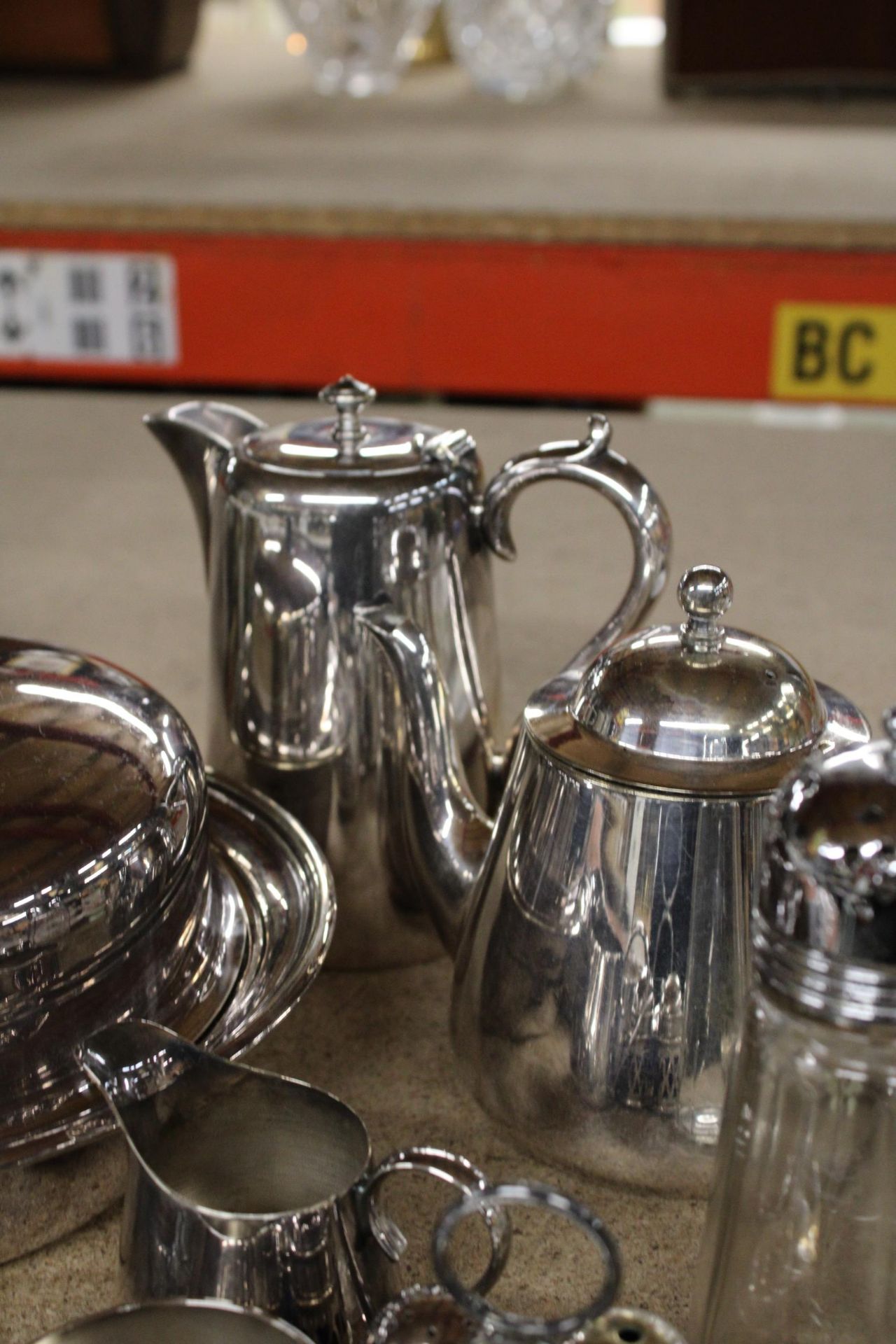 A QUANTITY OF SILVER PLATED ITEMS TO INCLUDE A MUFFIN DISH, TEAPOT AND HOT WATER JUG, SUGAR - Image 4 of 5