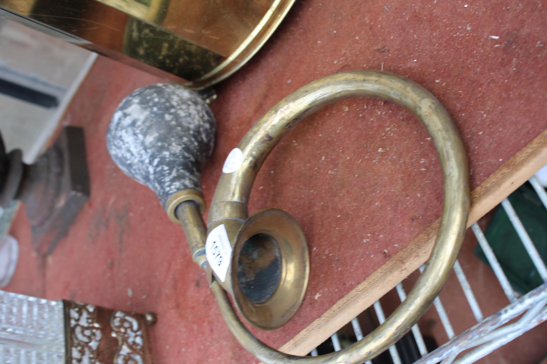 A VINTAGE BRASS CAR HORN IN WORKING ORDER - Image 2 of 2
