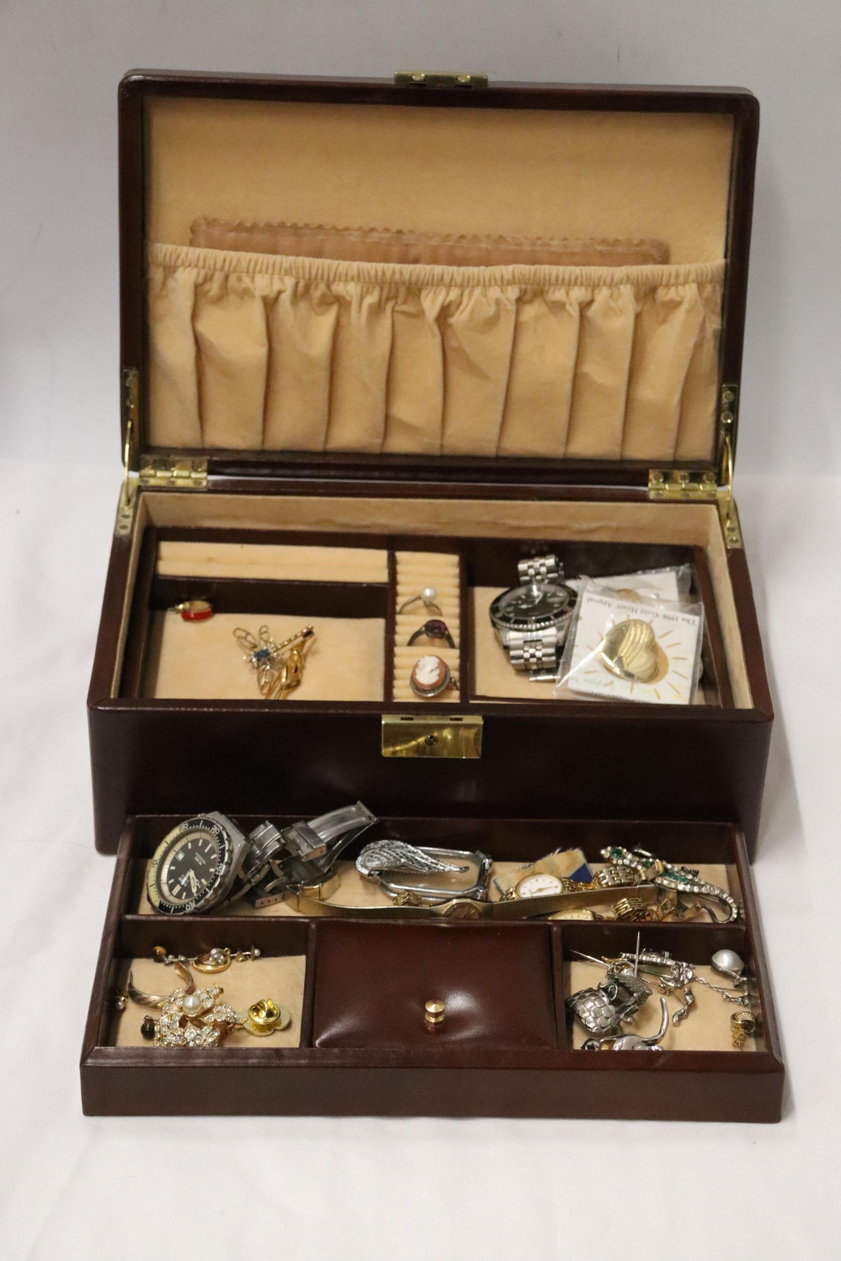 A QUANTITY OF COSTUME JEWELLERY TO INCLUDE WATCHES, BROOCHES, RINGS, A BAG OF COINS, ETC PLUS A