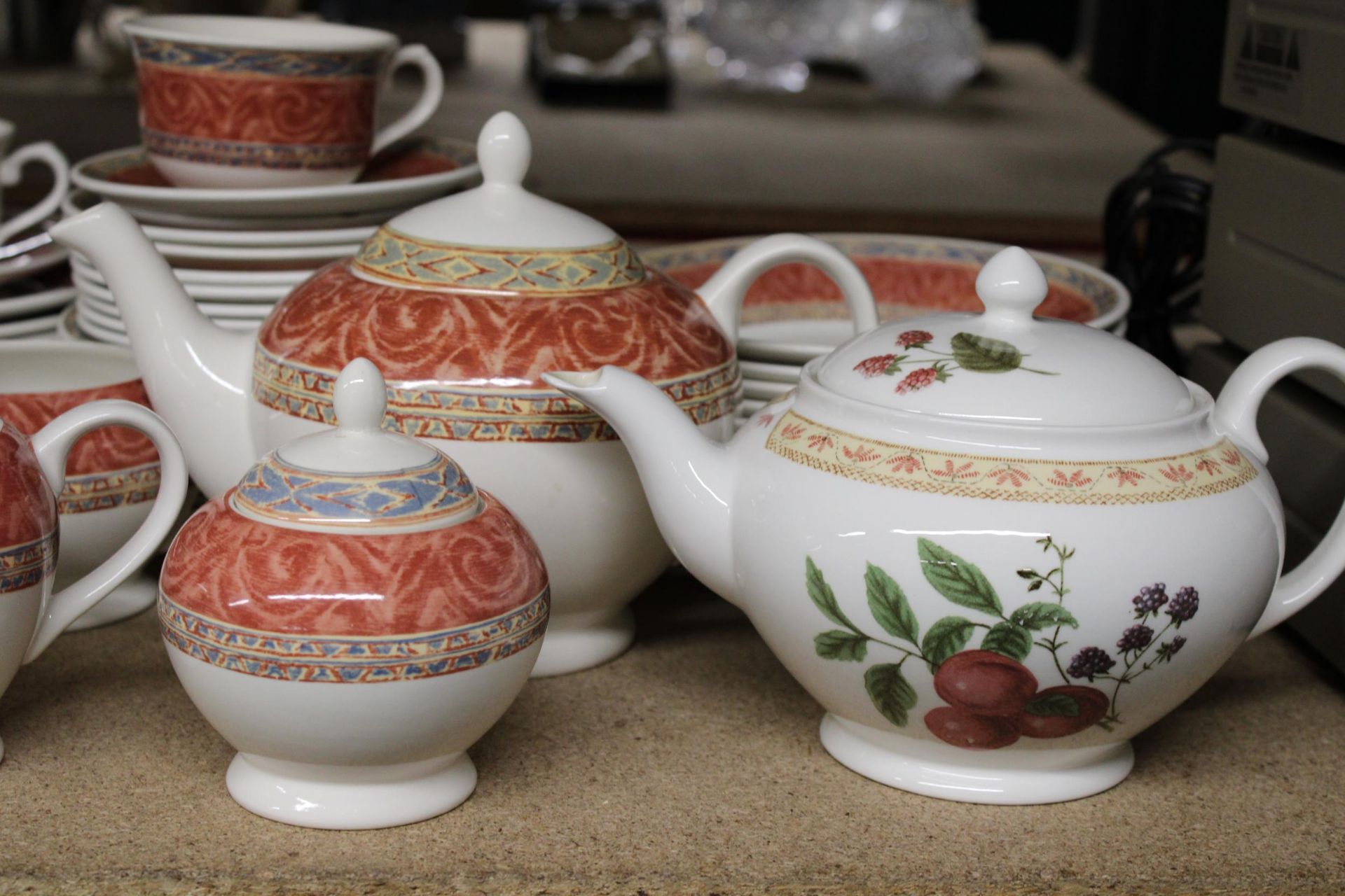 A CHURCHILL PART DINNER SERVICE TO INCLUDE VARIOUS SIZES OF PLATES, BOWLS, TWO TEAPOTS, SAUCE - Image 3 of 5