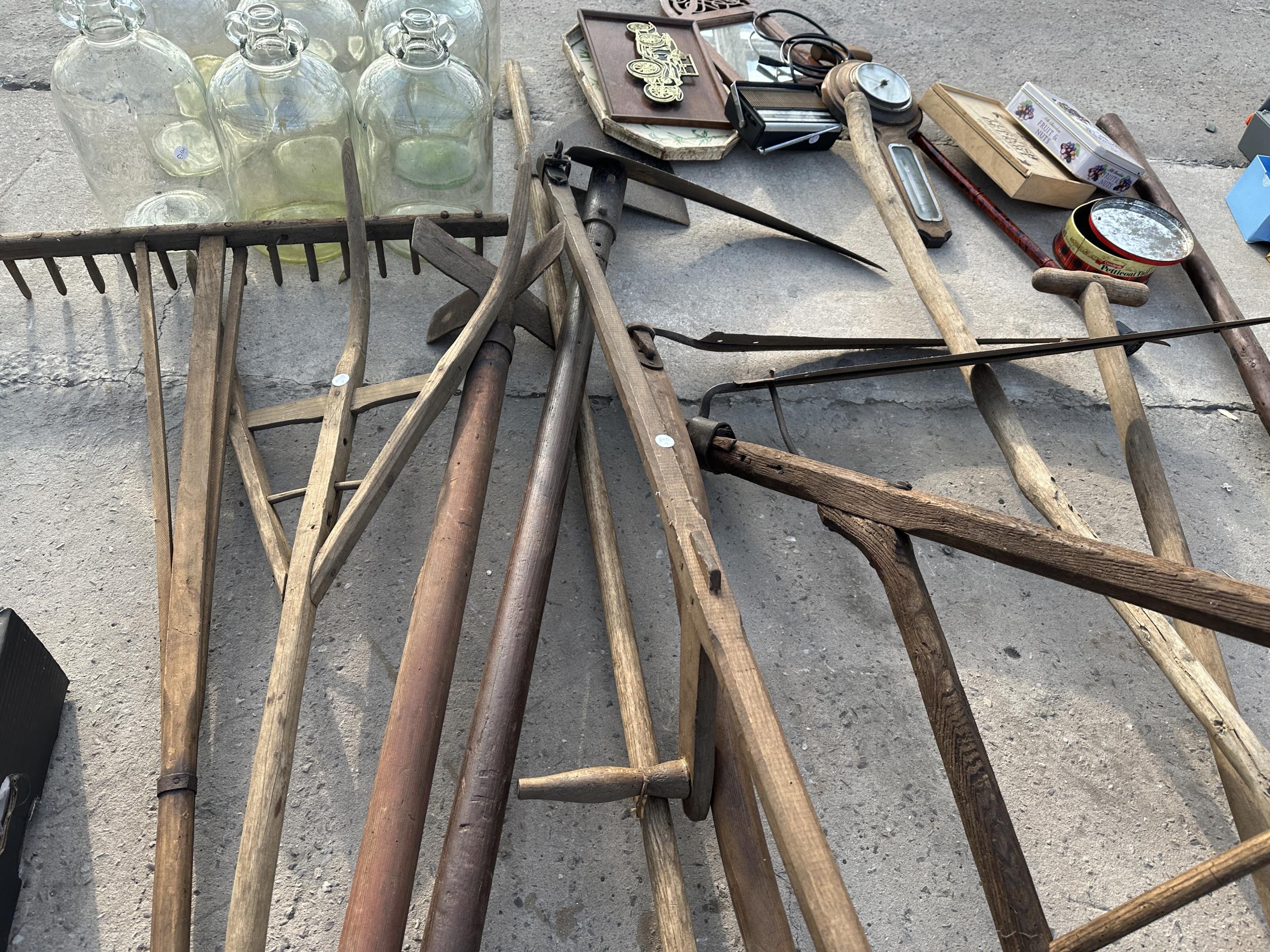 AN ASSORTMENT OF VINTAGE TOOLS TO INCLUDE RAKES, SCYTHES AND PEAT SPADE ETC - Image 3 of 3