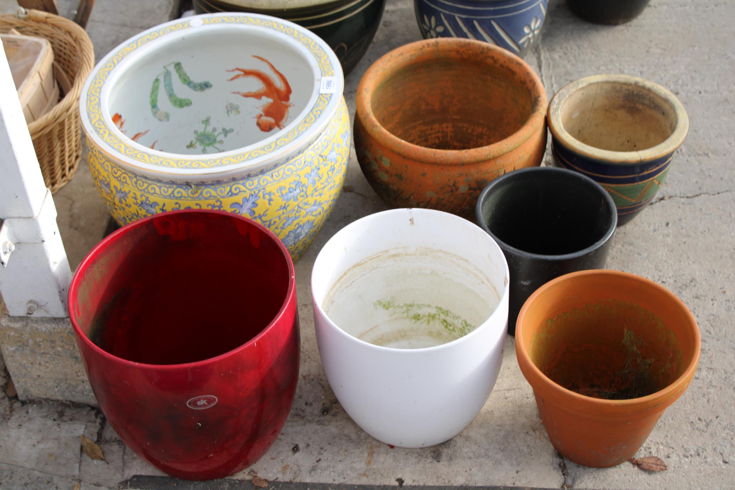 AN ASSORTMENT OF GLAZED AND TERRACOTTA GARDEN POTS - Image 4 of 4