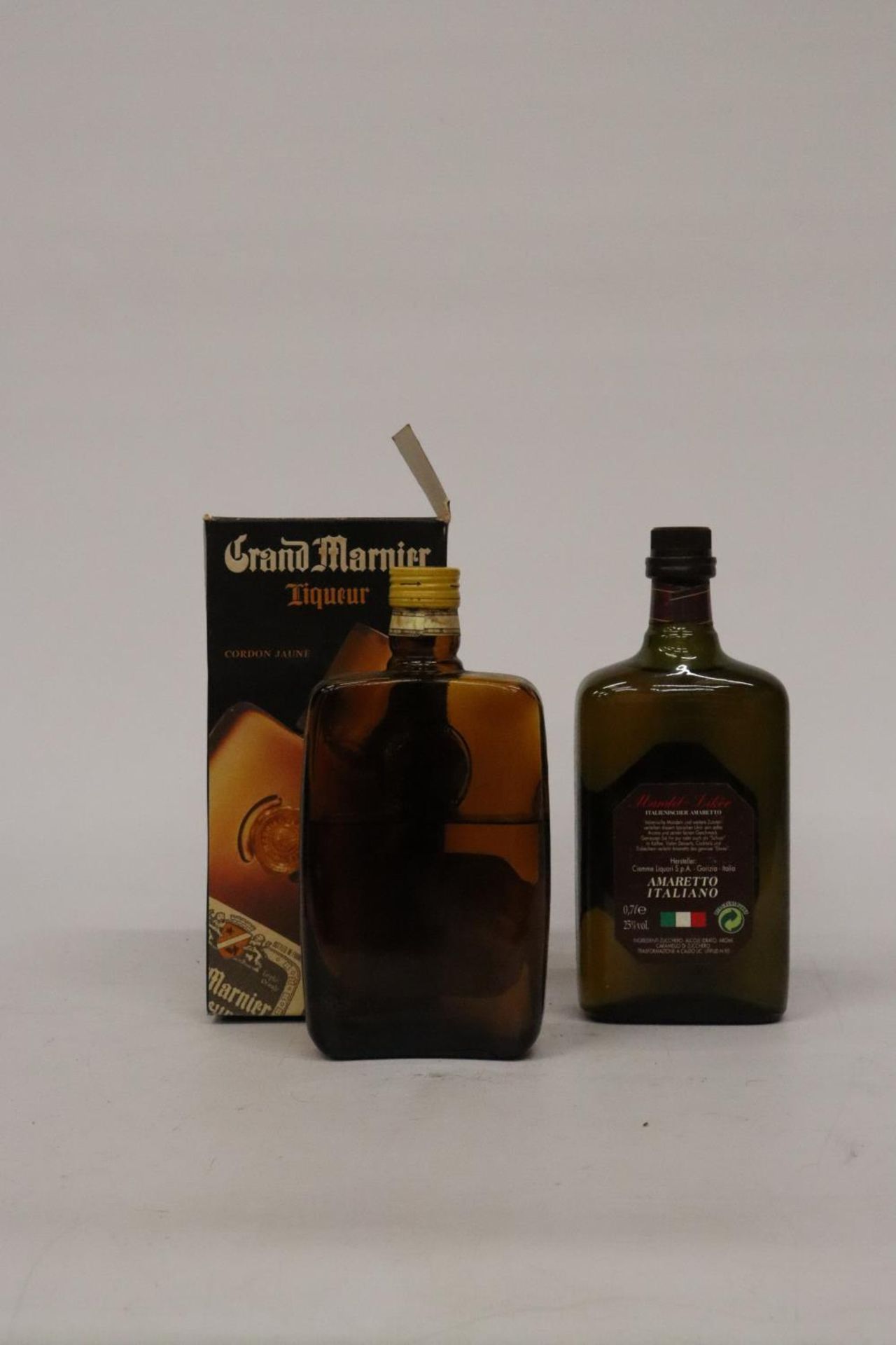 A 50CL BOTTLE OF GRAND MARNIER LIQUOR WITH BOX AND A 70CL BOTTLE OF AMARETTO ITALIANO - Bild 2 aus 3