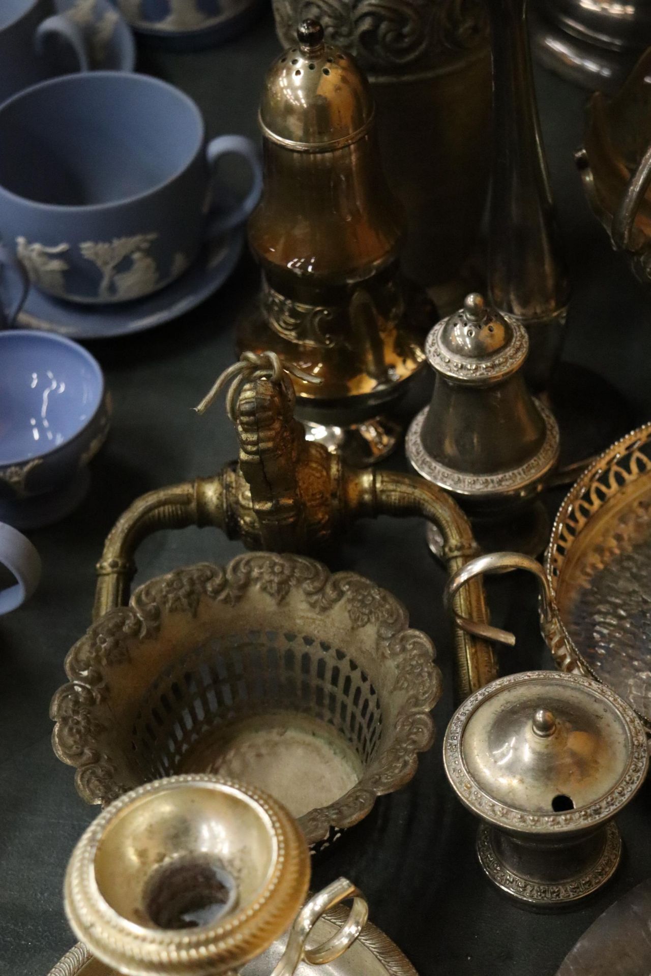 A QUANTITY OF SILVER PLATED ITEMS TO INCLUDE A LARGE BOWL, CANDLESTICK, TRAY, PLATES, SUGAR - Image 5 of 9