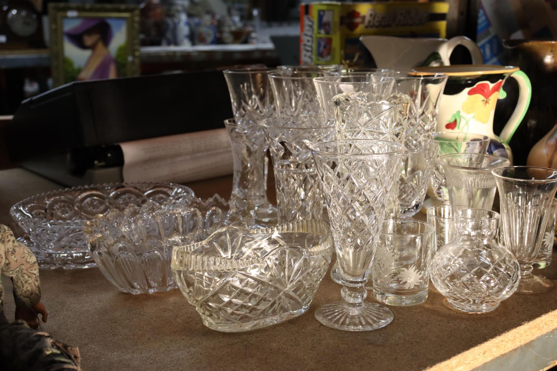 A QUANTITY OF GLASSES TO INCLUDE WINE GLASSES, VASES, BOWLS, ETC - Image 4 of 12