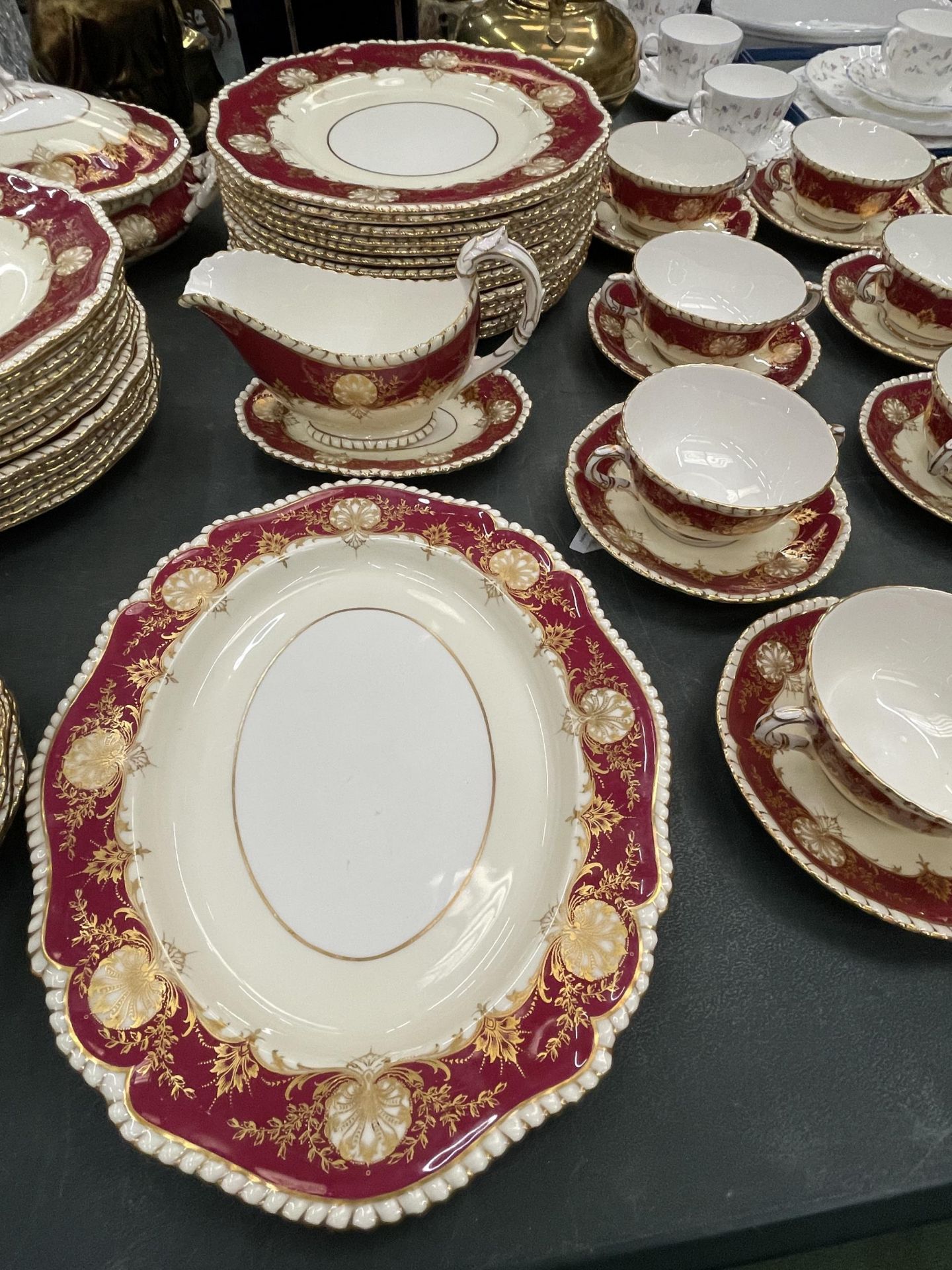 AN EIGHTY EIGHT PIECE ROYAL WORCESTER HATFIELD RED DINNER SERVICE GOLD SHELLS AND LEAVES WITH A - Bild 8 aus 10