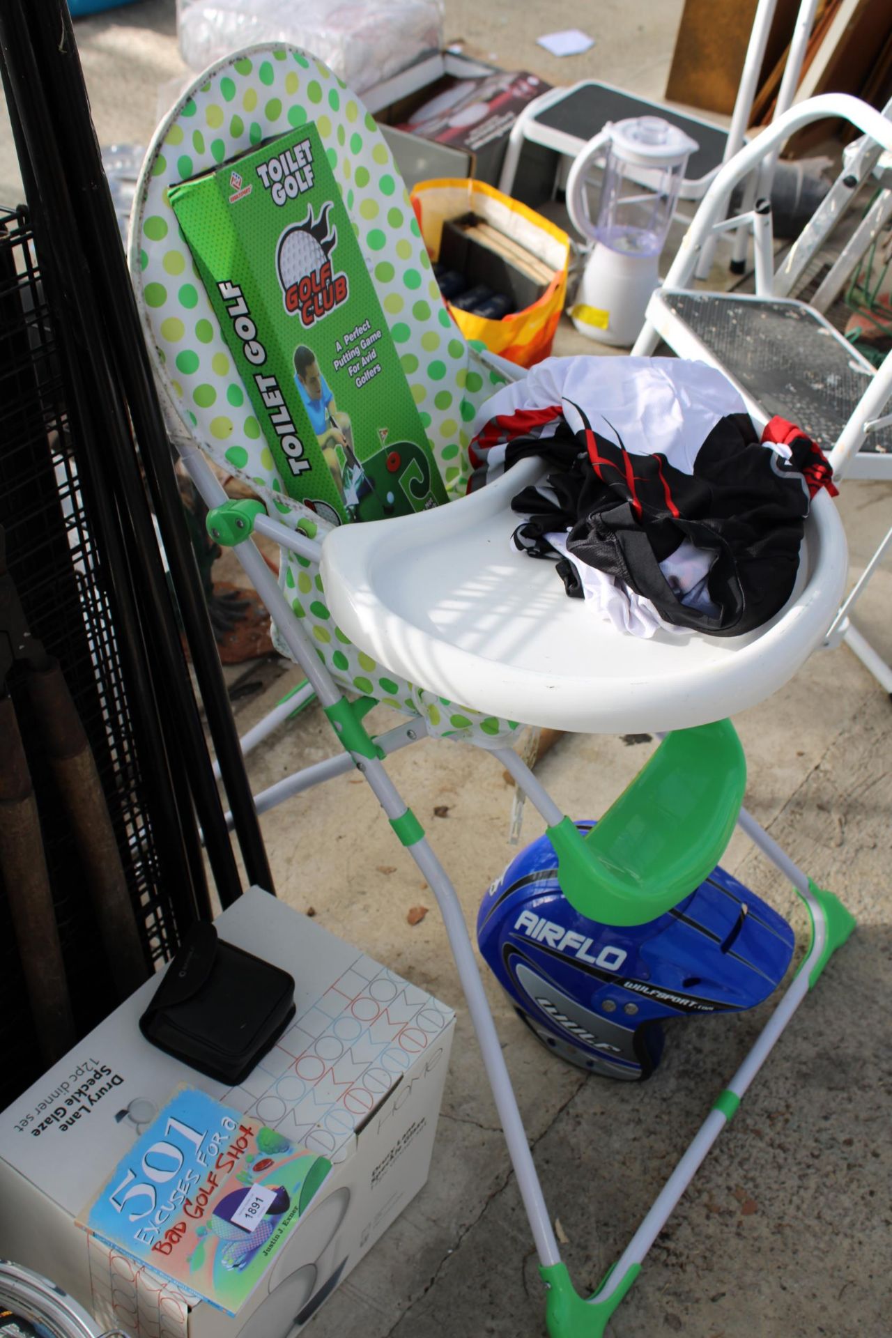 AN ASSORTMENT OF ITEMS TO INCLUDE A DOG CRATE, A HIGH CHAIR AND GARDEN SHEARS ETC - Bild 4 aus 6