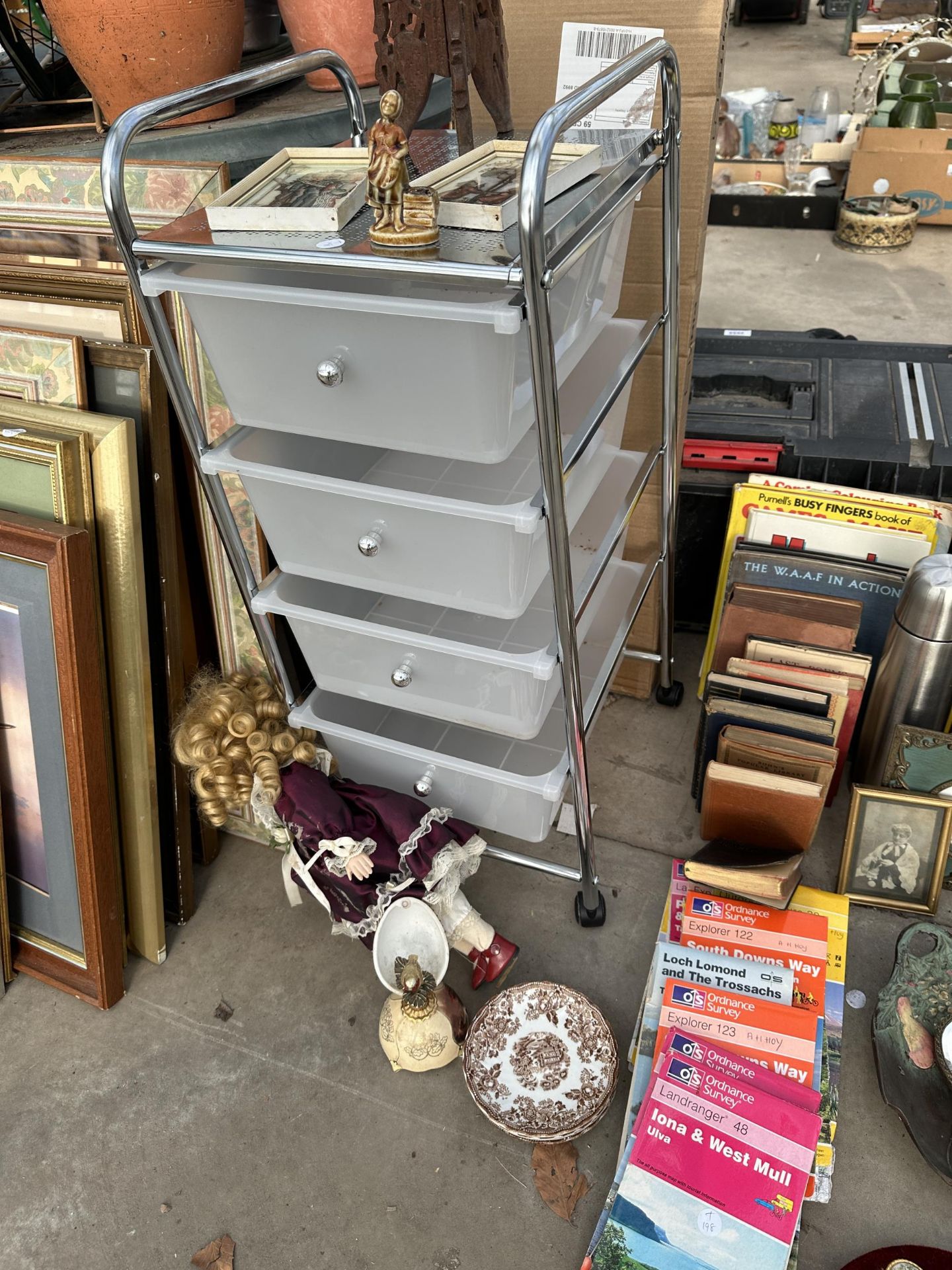 AN ASSORTMENT OF ITEMS TO INCLUDE ORDNANCE SURVEY MAPS, PHOTO FRAMES AND BOOKS ETC - Image 4 of 4